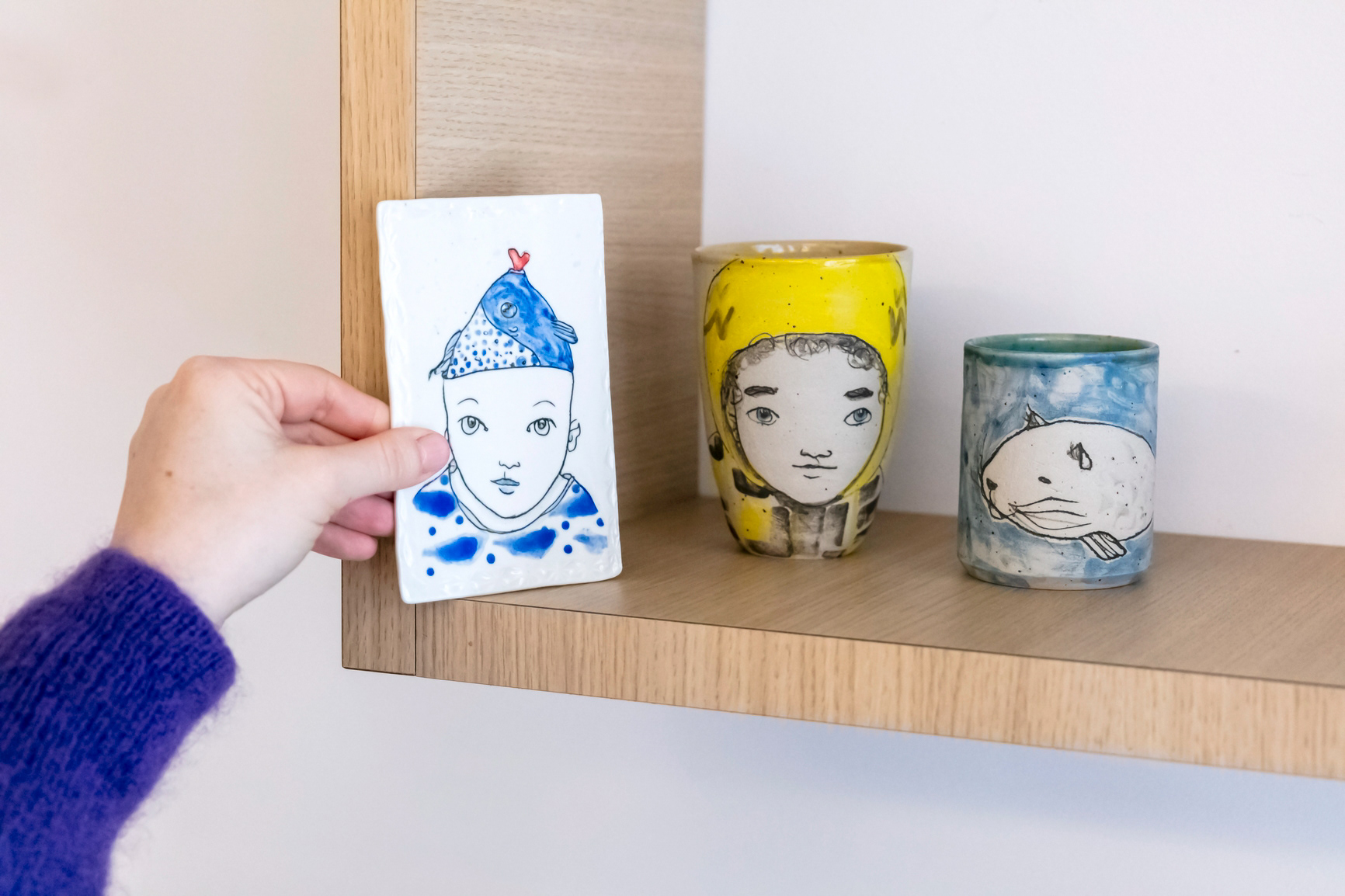 Mini tableau en porcelaine 55€ - Gobelet GM en grès 49€ - Gobelet PM 45€