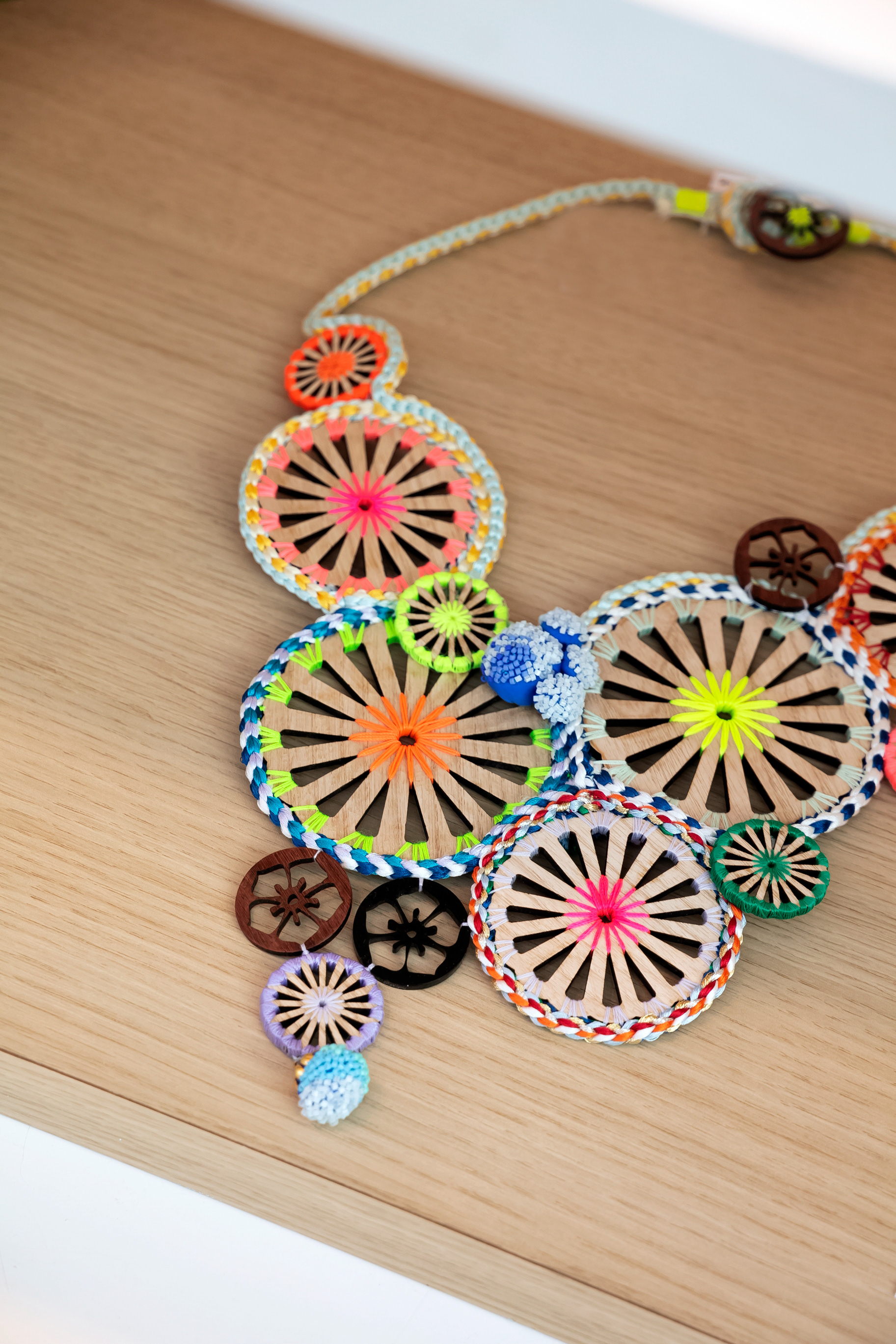 Collier "Hanabi" en bois - 360 €