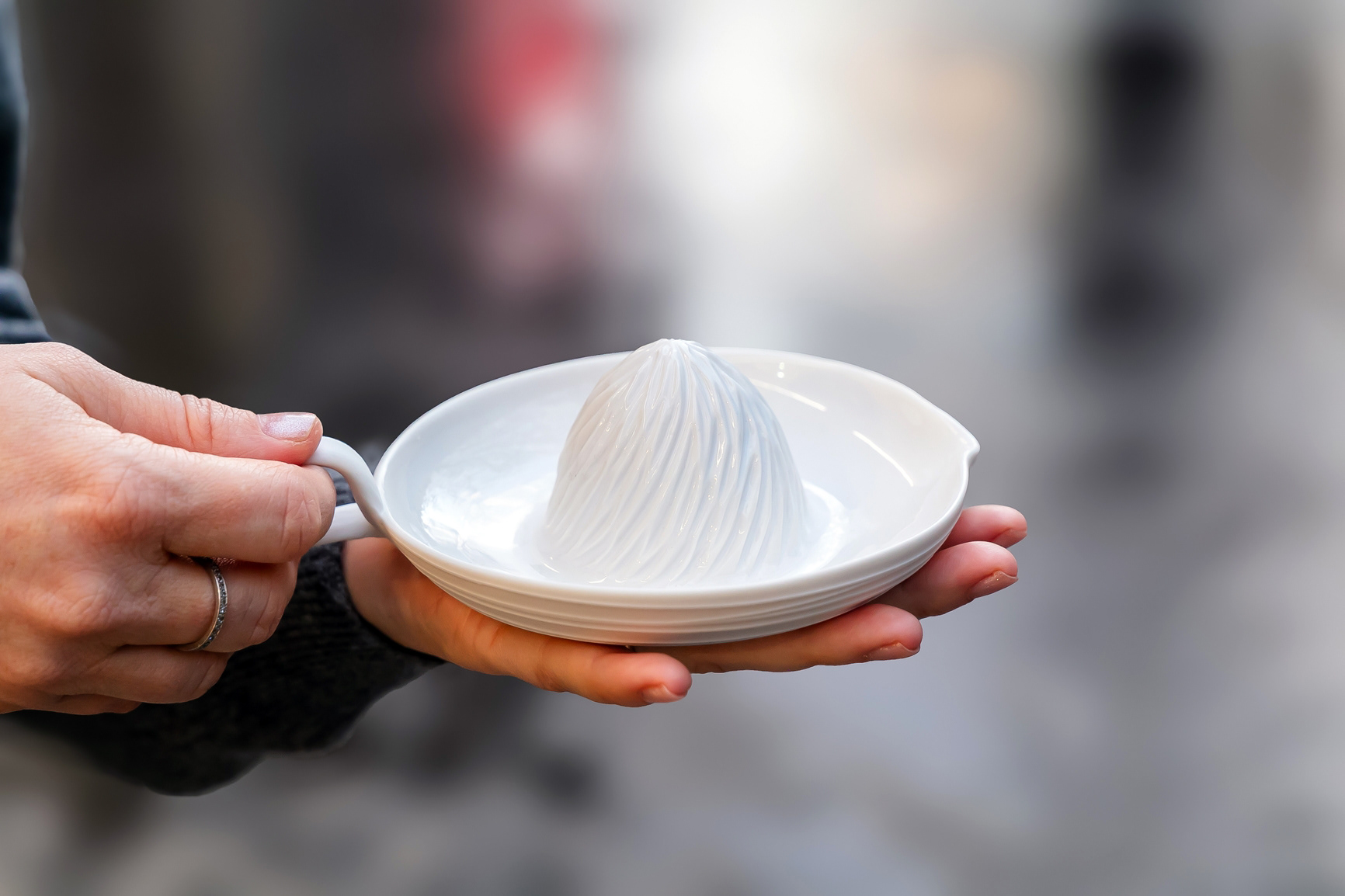 Presse agrume en porcelaine - 45€