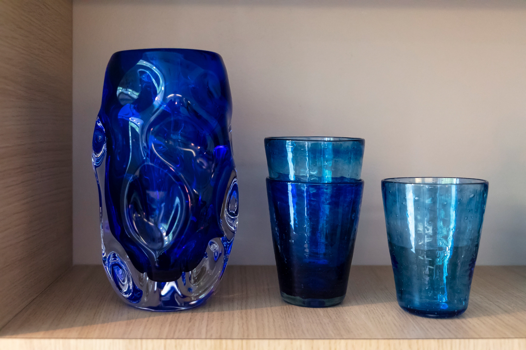 Vase caillou en verre 420€ - Gobelet conique en verre 20€