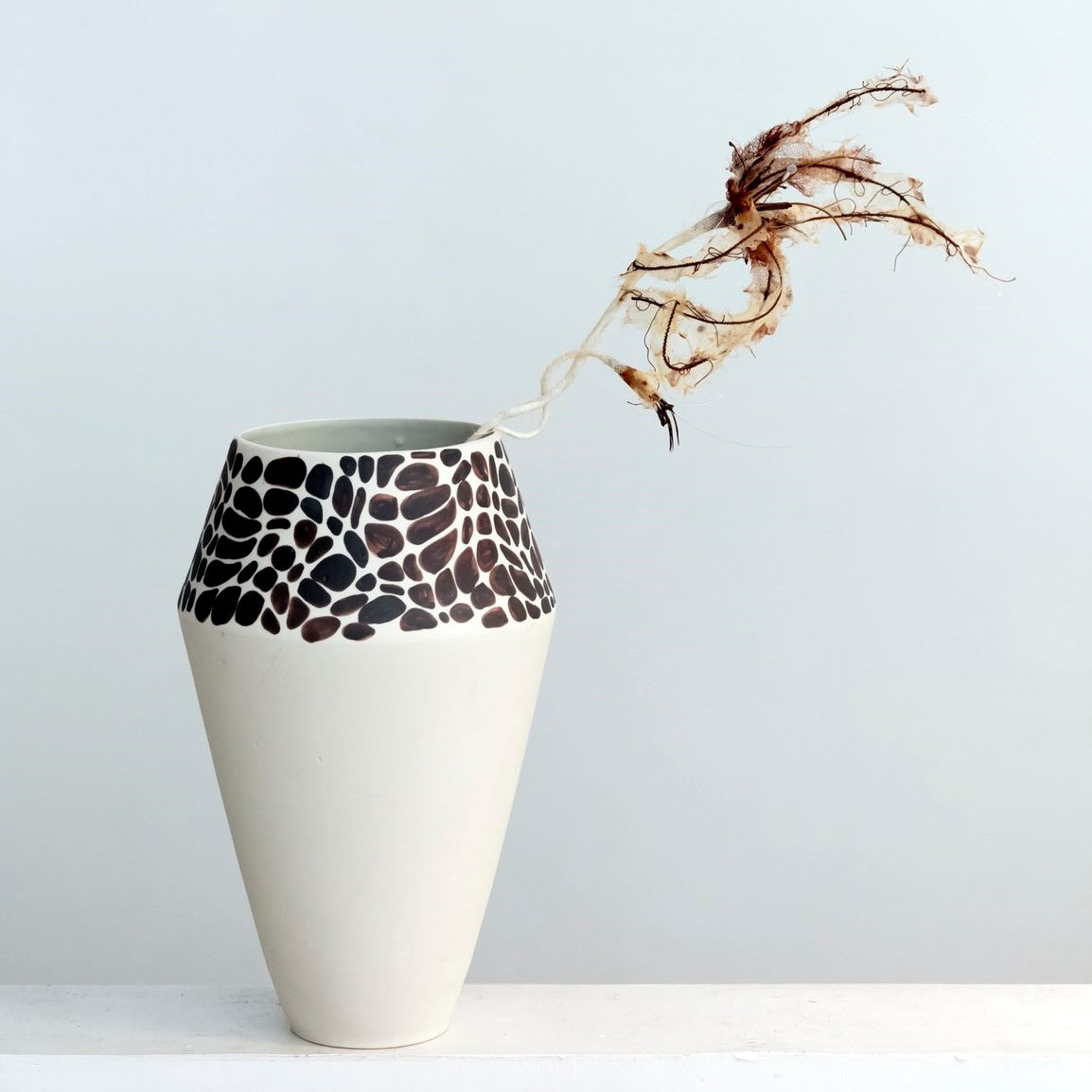 Vase porcelaine 120€ - Sculpture fleur en textile 85€