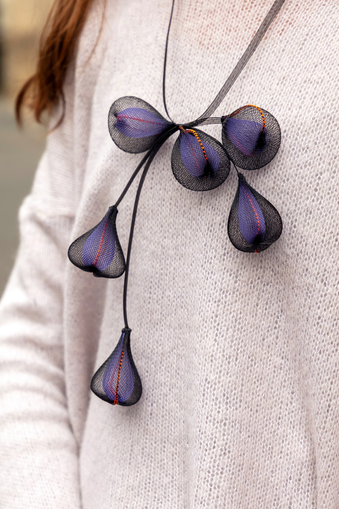 Collier Grappe 6 Bulbes en textile - 70€