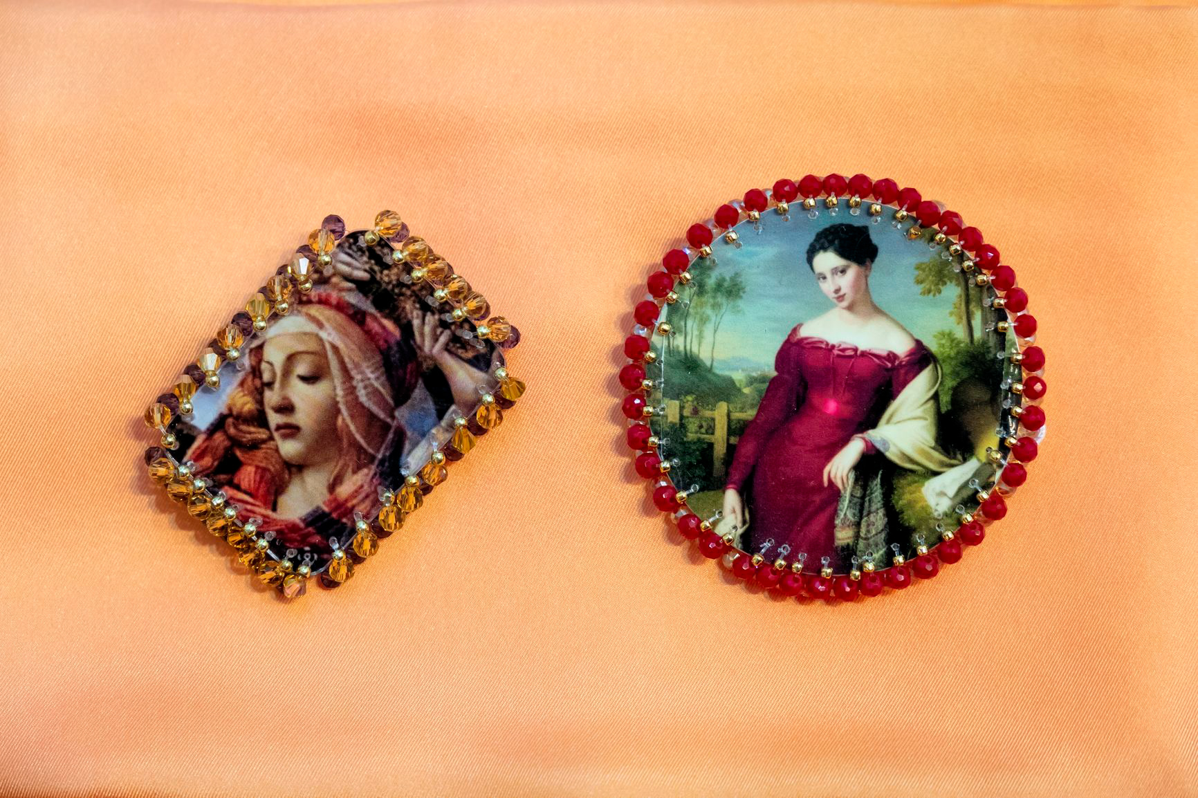 Broche rectangulaire Vierge 55€ - Broche Dame Corse 69€
