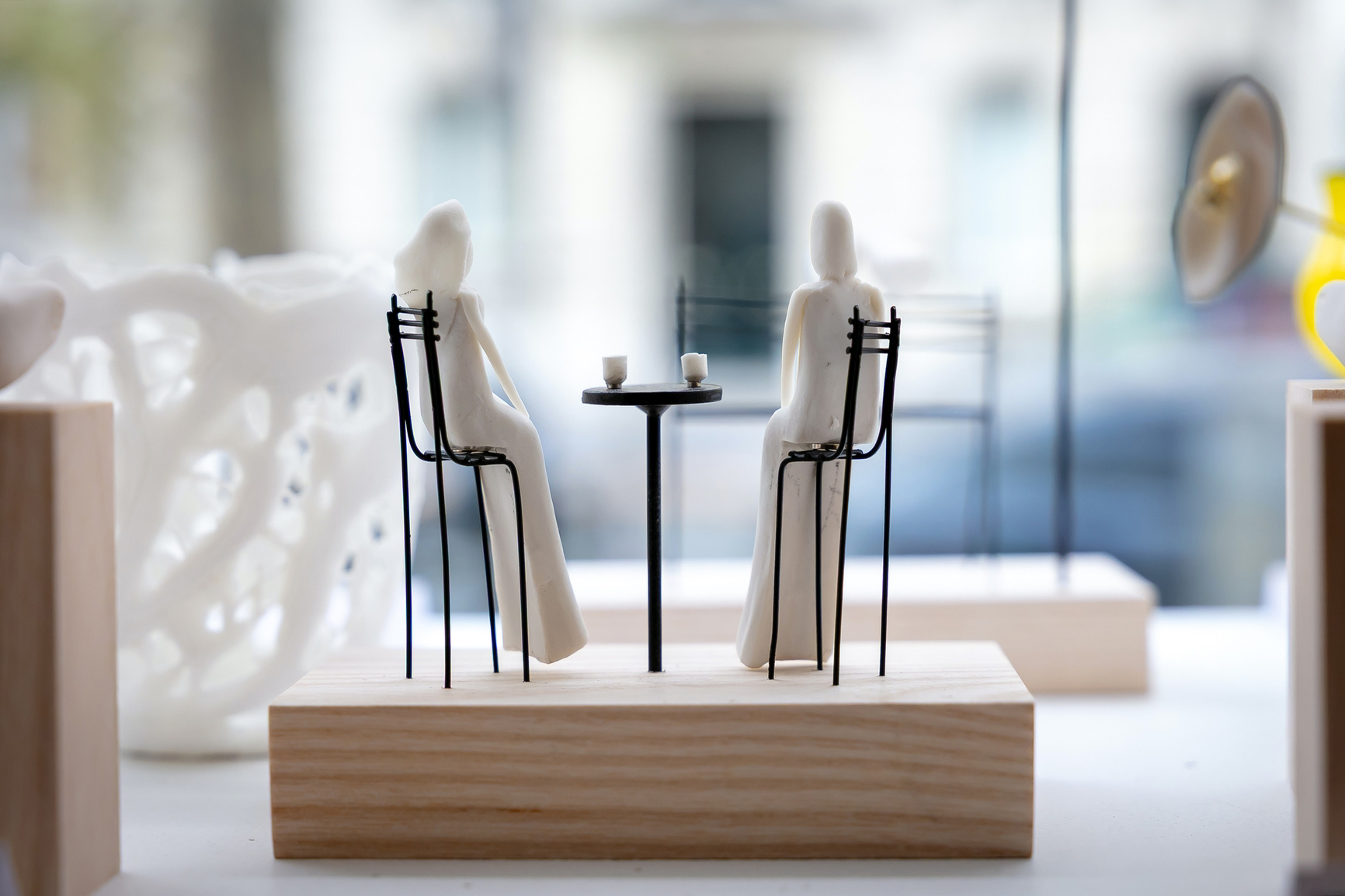 Sculpture "Premier Café" en porcelaine, fil de métal et bois - 125€