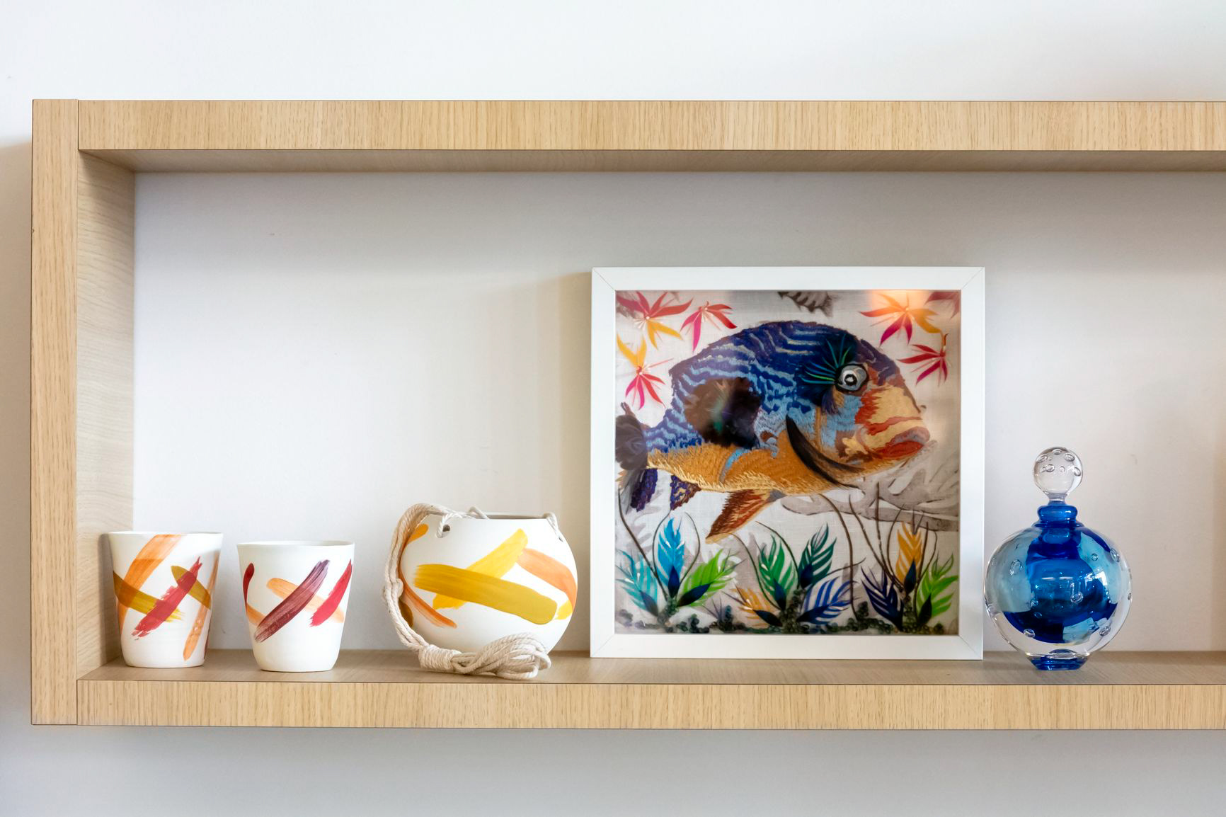 Tasse berlingot en porcelaine - 30€ Suspension - 60€ Tableau poisson en plume - 250€ Flacon en verre - 140€