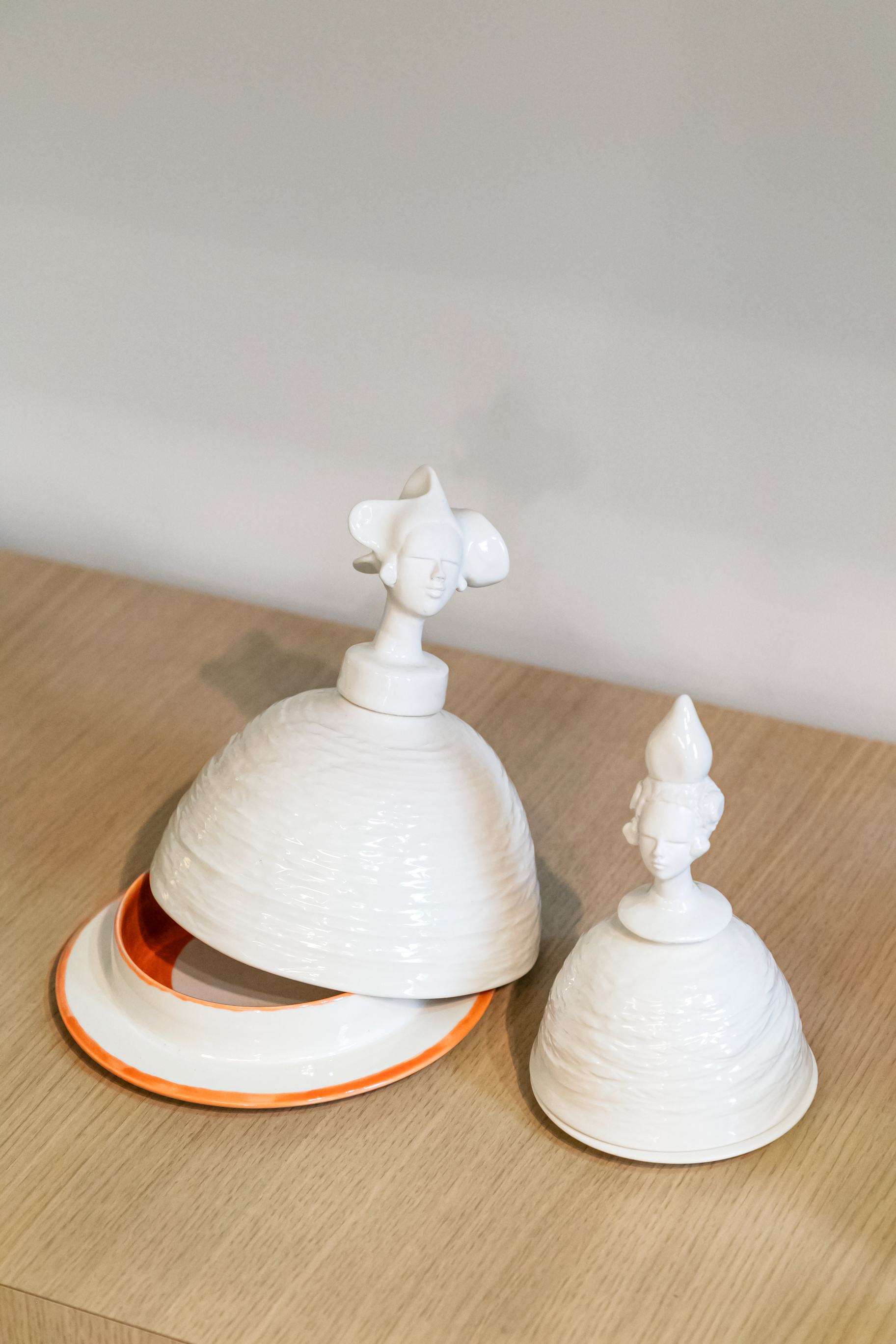 Femme marquise en porcelaine - 155€ et 185€