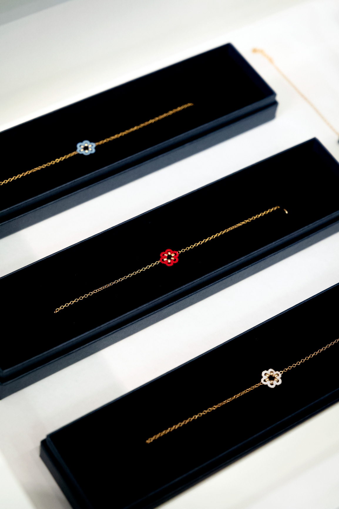 Bracelet "pastille" en fil de coton et métal gold filled 14ct - 50€€