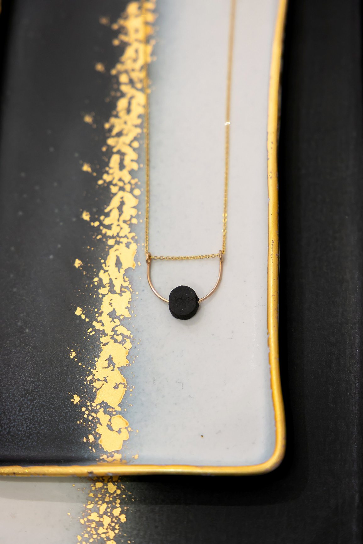 Collier "Ella" en grès et laiton doré 50€ - Petit plateau rectangle en porcelaine et or 43€