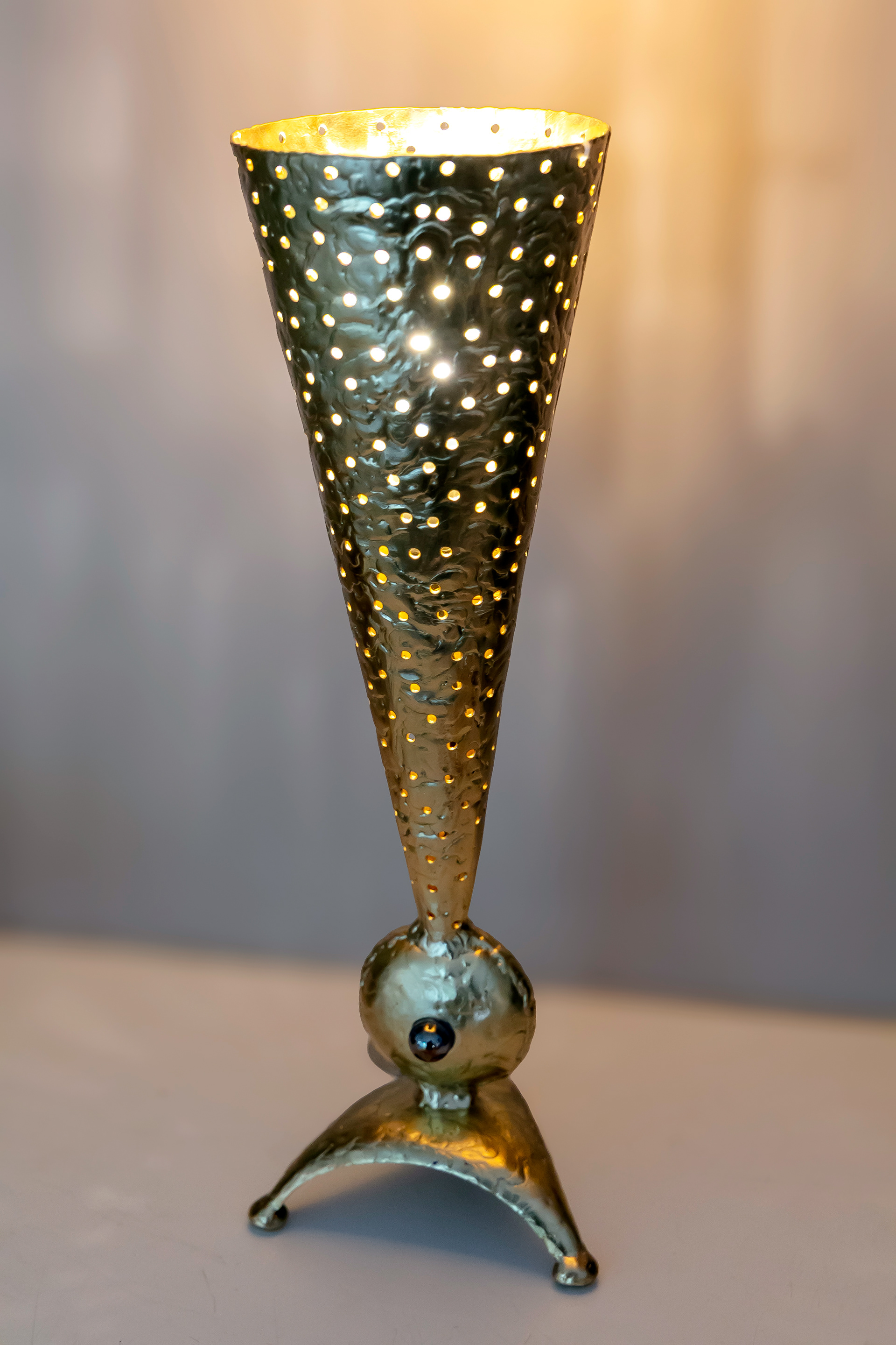 Lampe flûte en métal doré - 320€ 