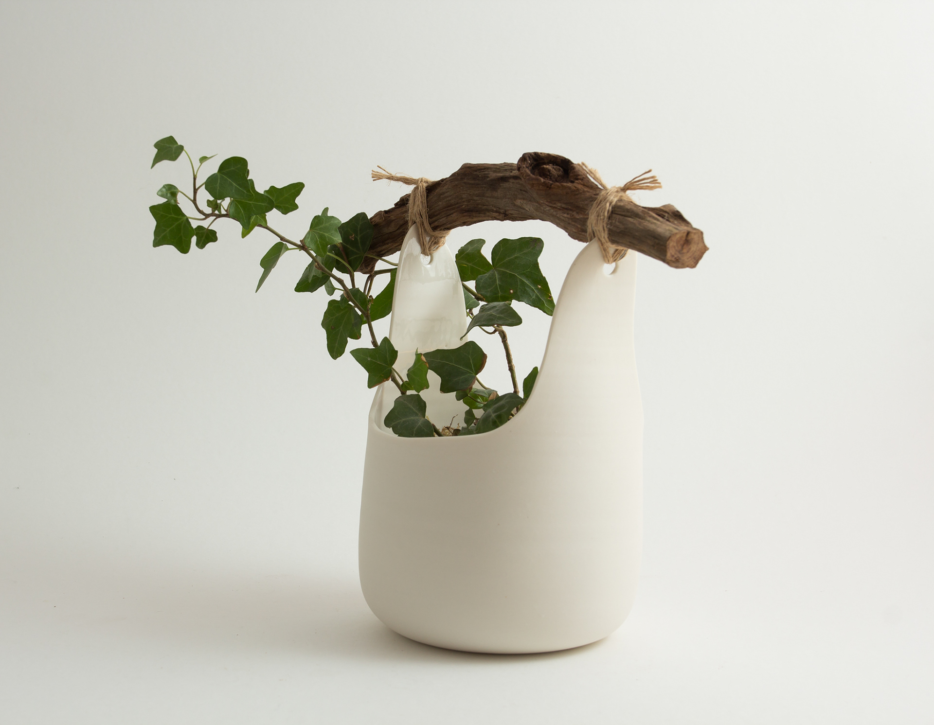 Pot à plante avec anse en bois - 90 €