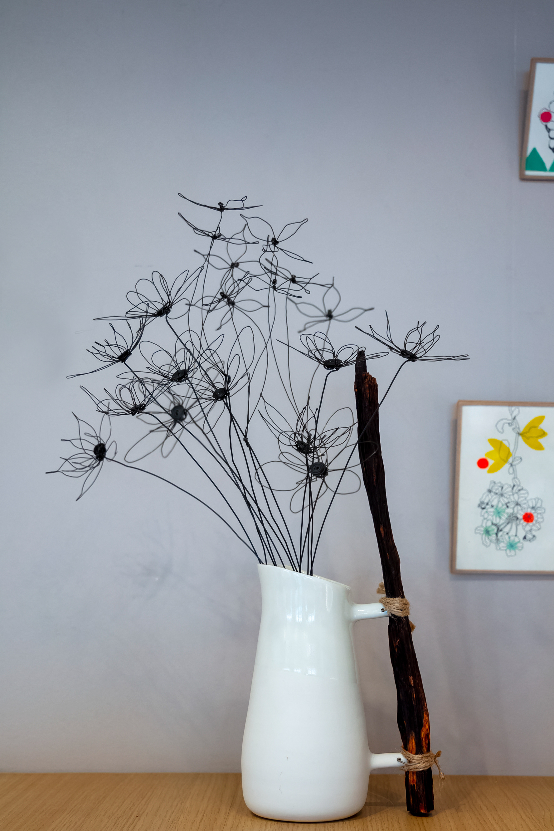 Vase en porcelaine et bois - 90€ Fleur en métal sculpté - 24€