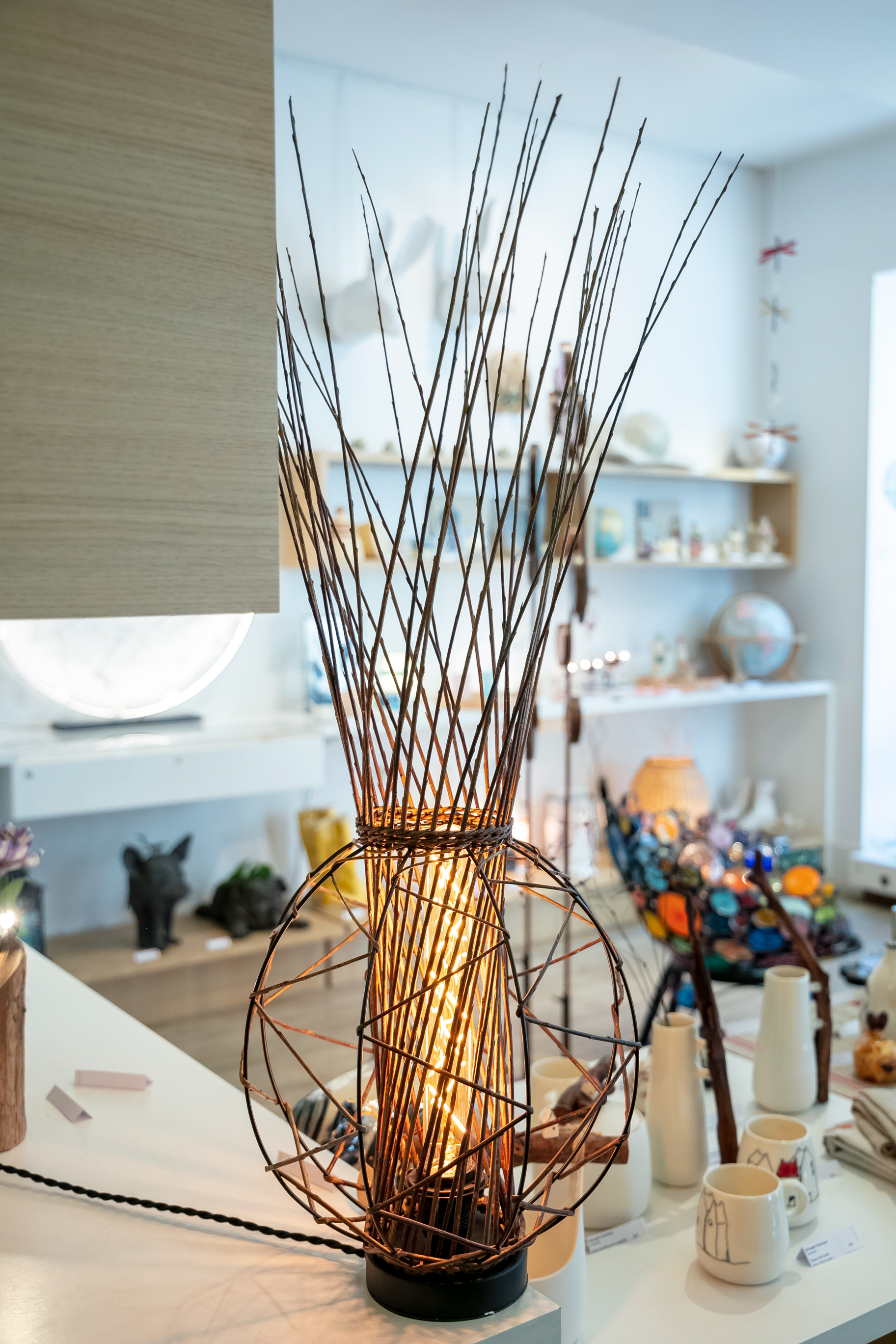 Lampe "Zig-Zag" en osier et métal - 490 €