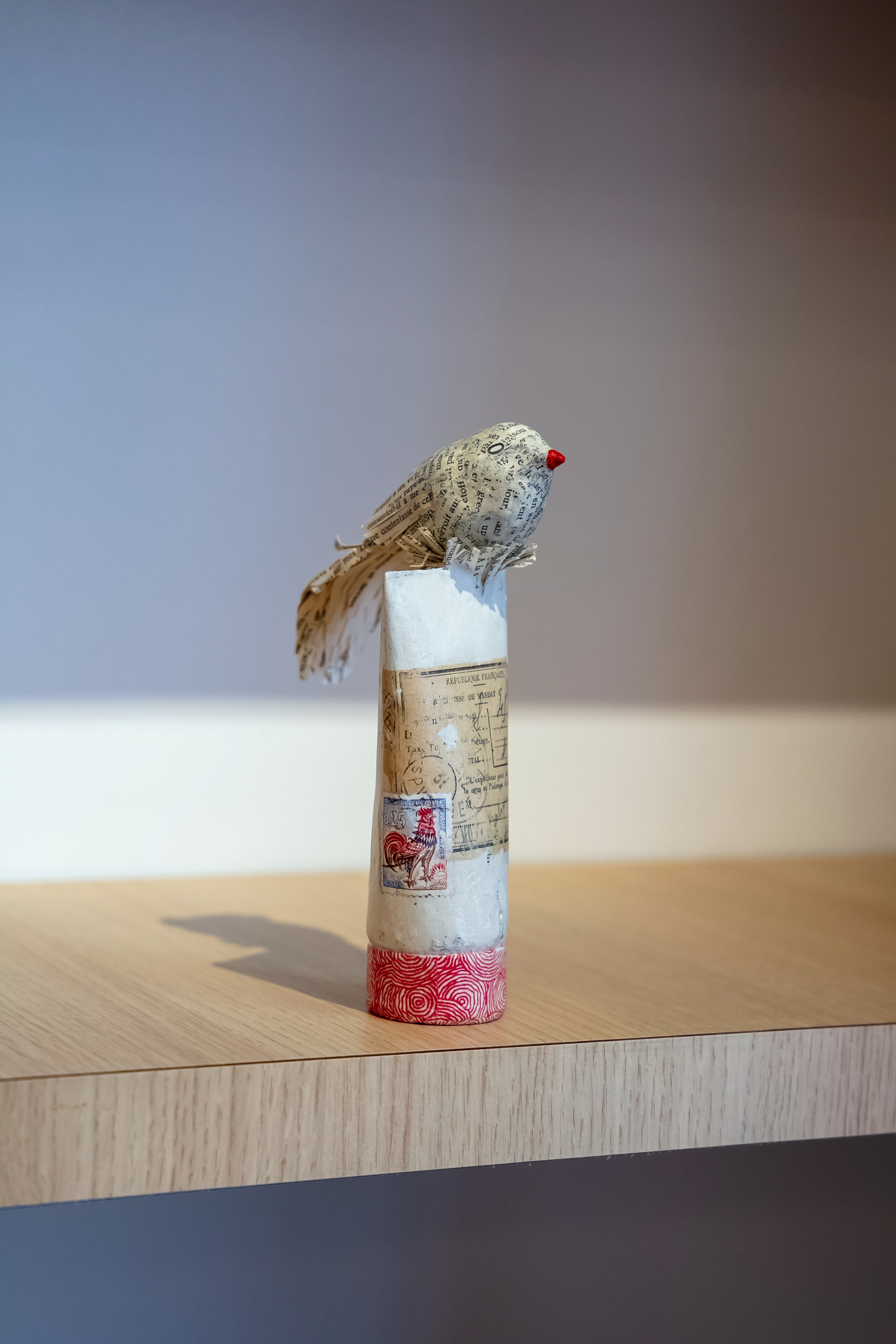 Petit flacon avec oiseau en papier maché - 75 €