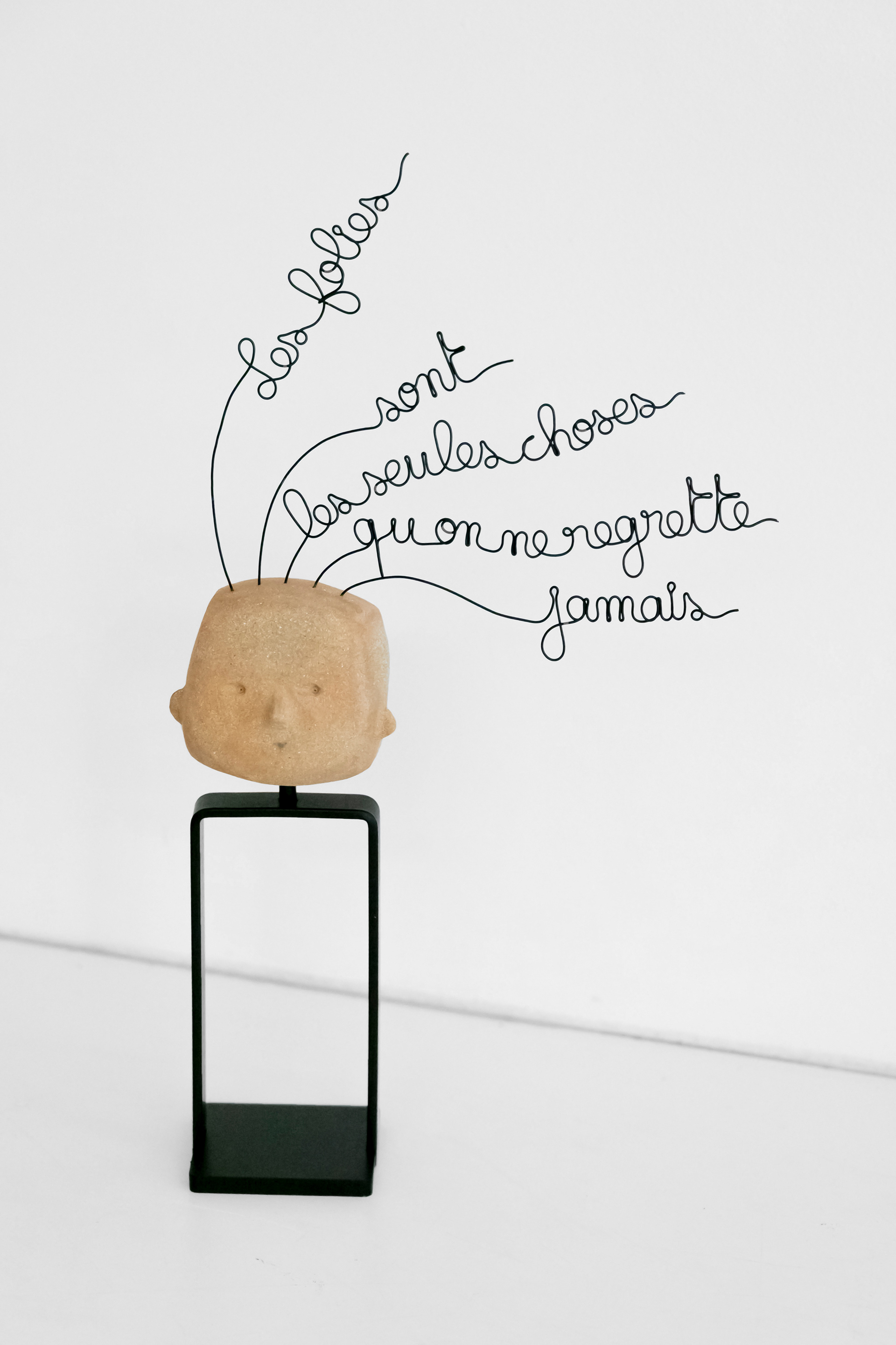 Tête pensante en grès et métal - 790€