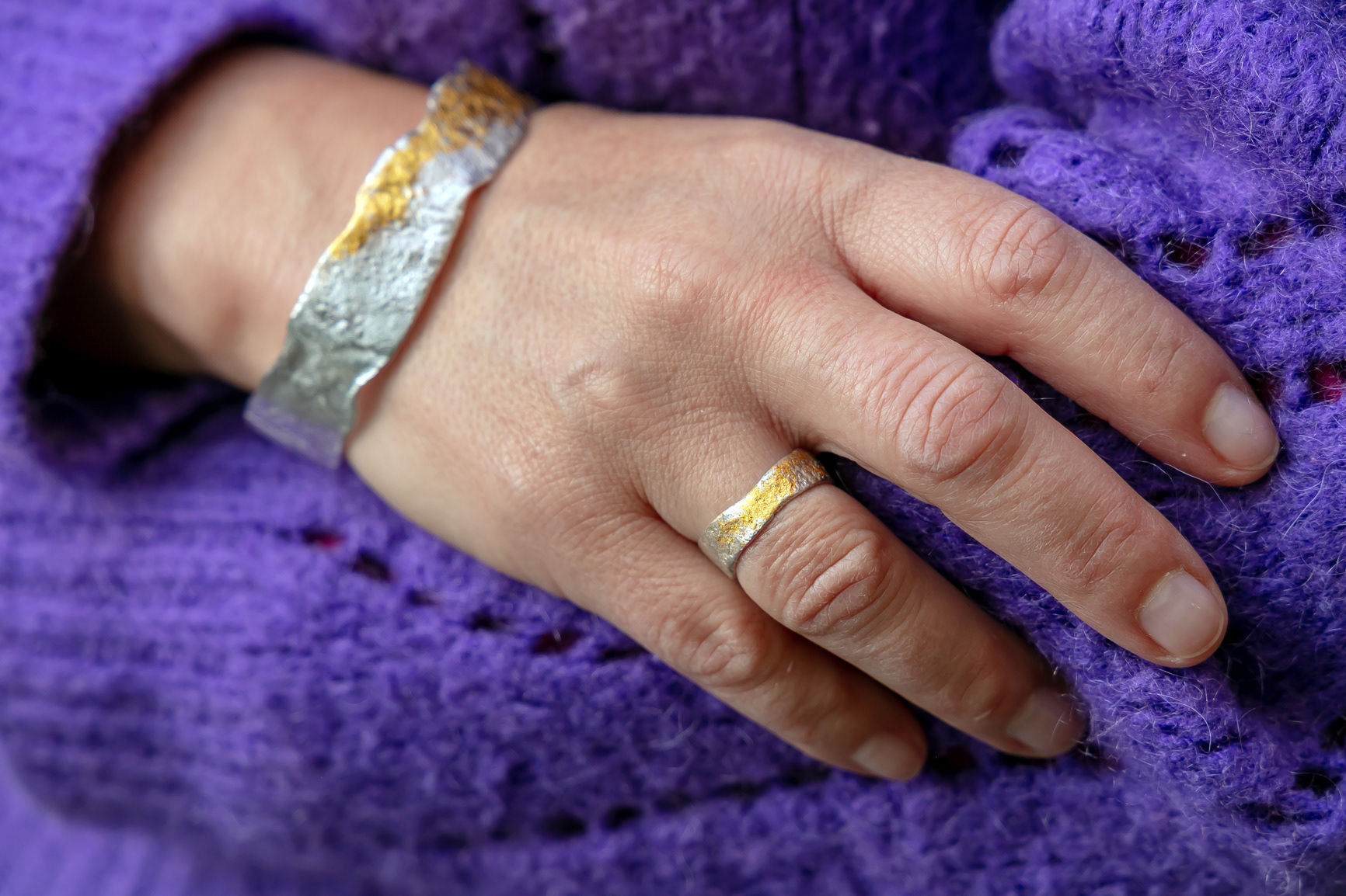 Manchette "Réticule" en argent et feuille dor 390€- Bague "Réticule" 260€