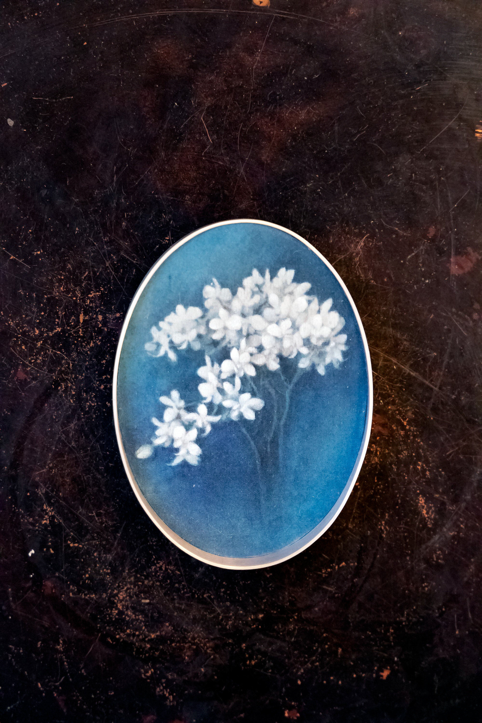 Broche en soie peinte et argent - 850€