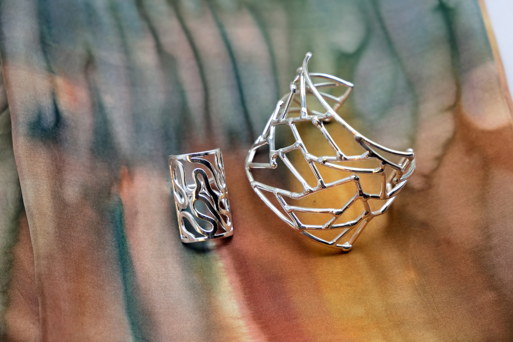 Bague géométrique en laiton argenté 39€ - Bracelet Mozaïk 52€