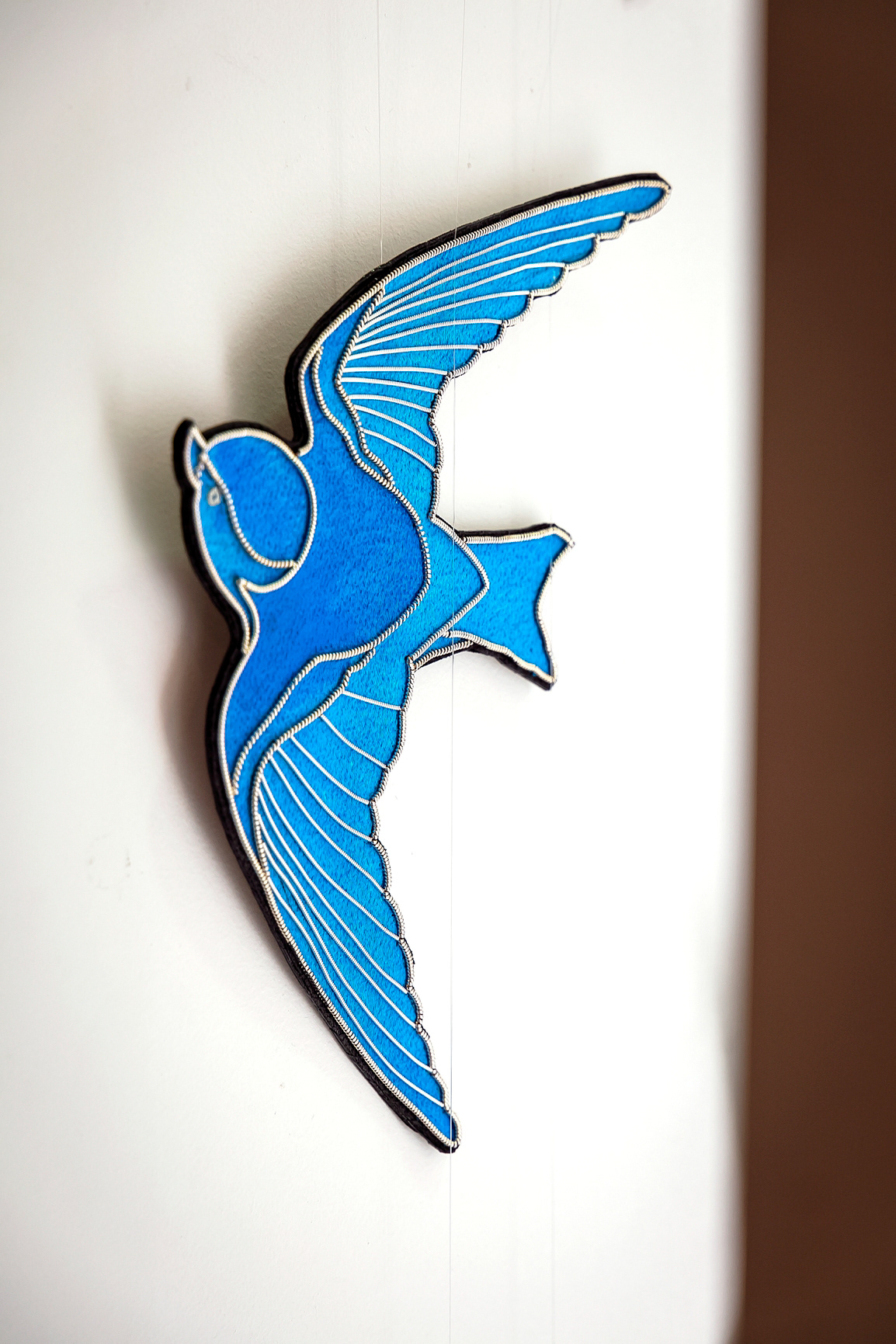 Broche ou bijou mural en cuir brodé - 380€