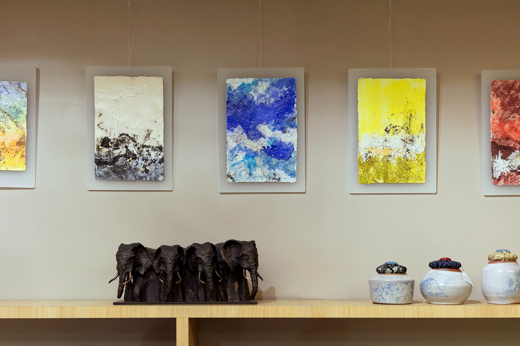 Toile d'Argile sur plexiglass 350€ - Sculpture "Matriarche" bronze n°5/8 4800€ - Boite à thé en céramique et textile 130€