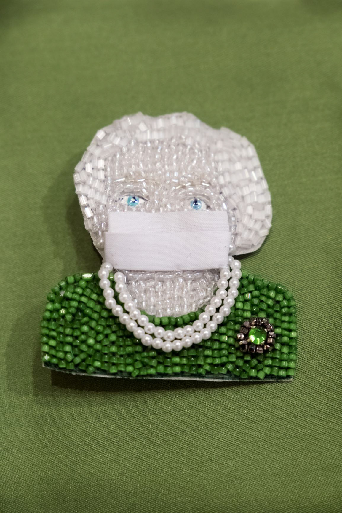 Broche Queen Covid en perles brodées - 180€