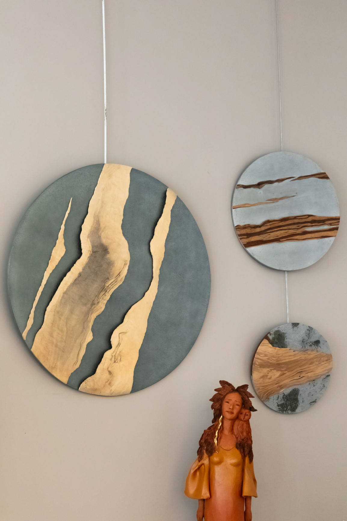 "Yugen" Ø 70 cm en tilleul échauffé sur fond de zinc 2000€ - "Yugen" Ø 40 cm en bois serpent sur dond d'aluminium 840€ - "Yugen" Ø 30 cm en frêne olivier sur fond d'aluminium 700€
