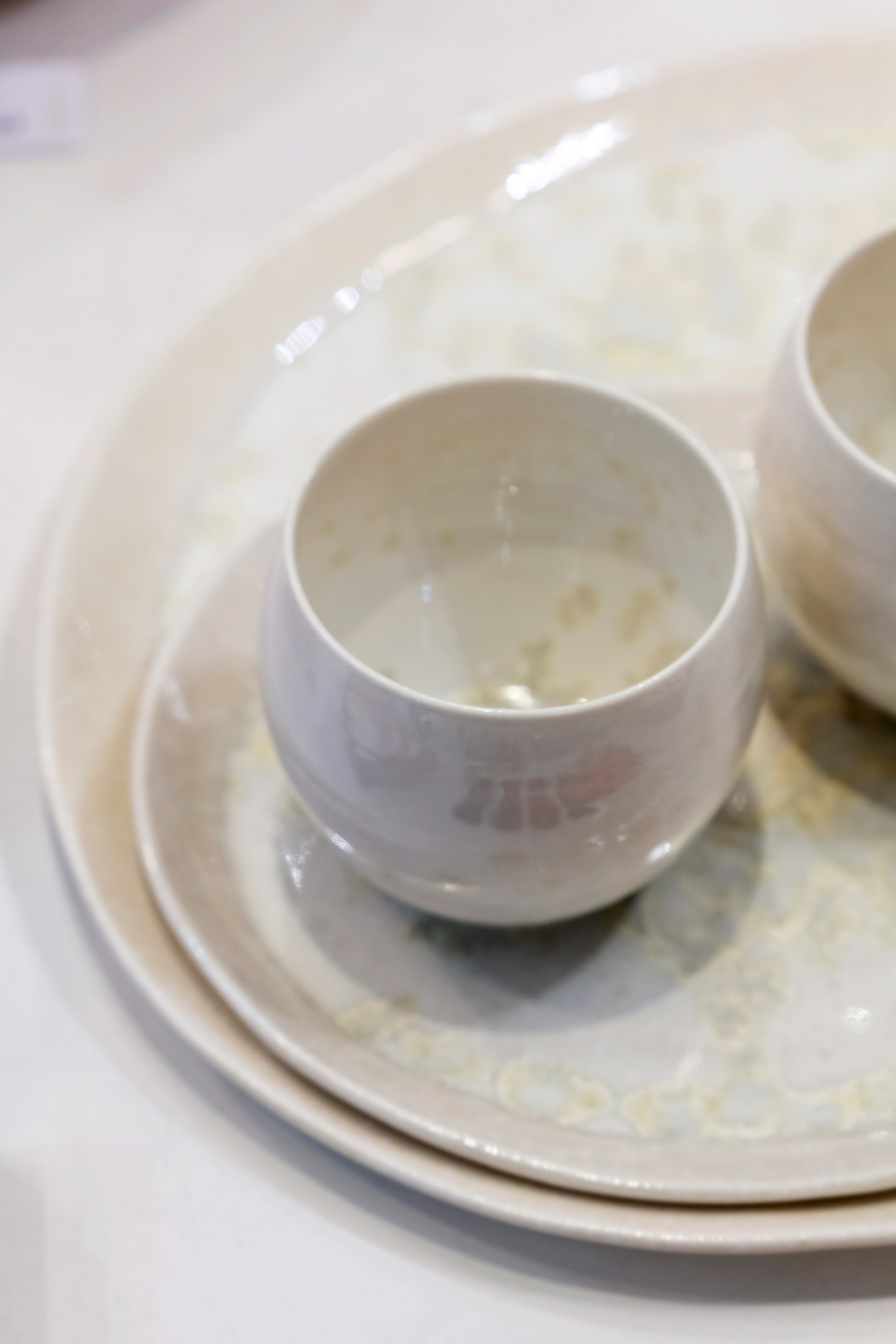 Tasse Daruma en porcelaine 35€ - Plat Leaf PM 28€ - Plat Leaf TGM 58€