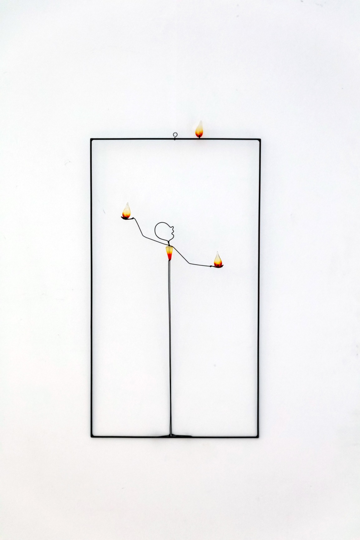 Mobile "Jouer avec le feu" en verre et métal - 280€