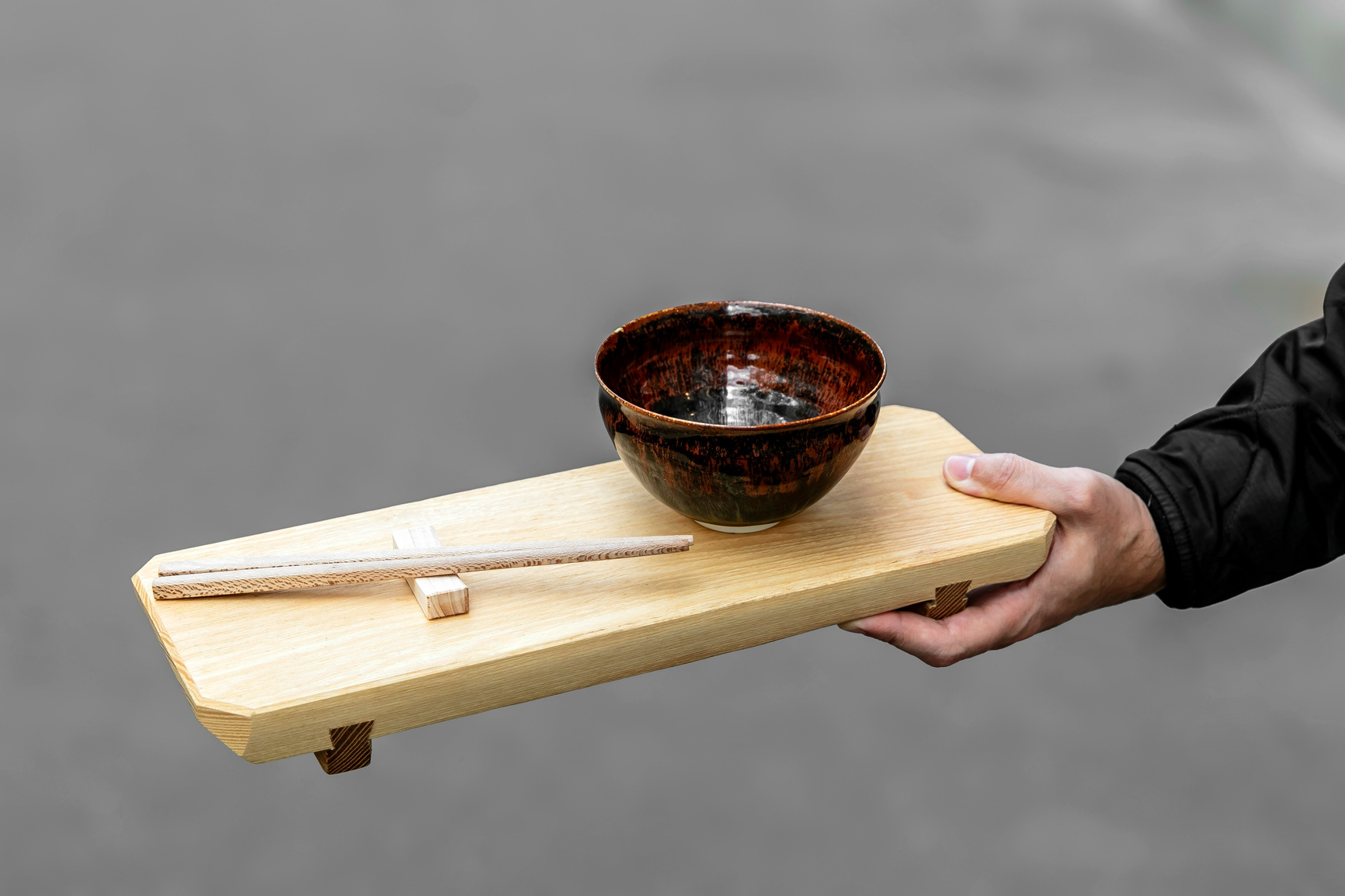 Planche de présentation à sushis PM en frêne et acacia 75€ - Paire de baguettes et son support en platane et frêne 15€ - Bol en porcelaine 62€