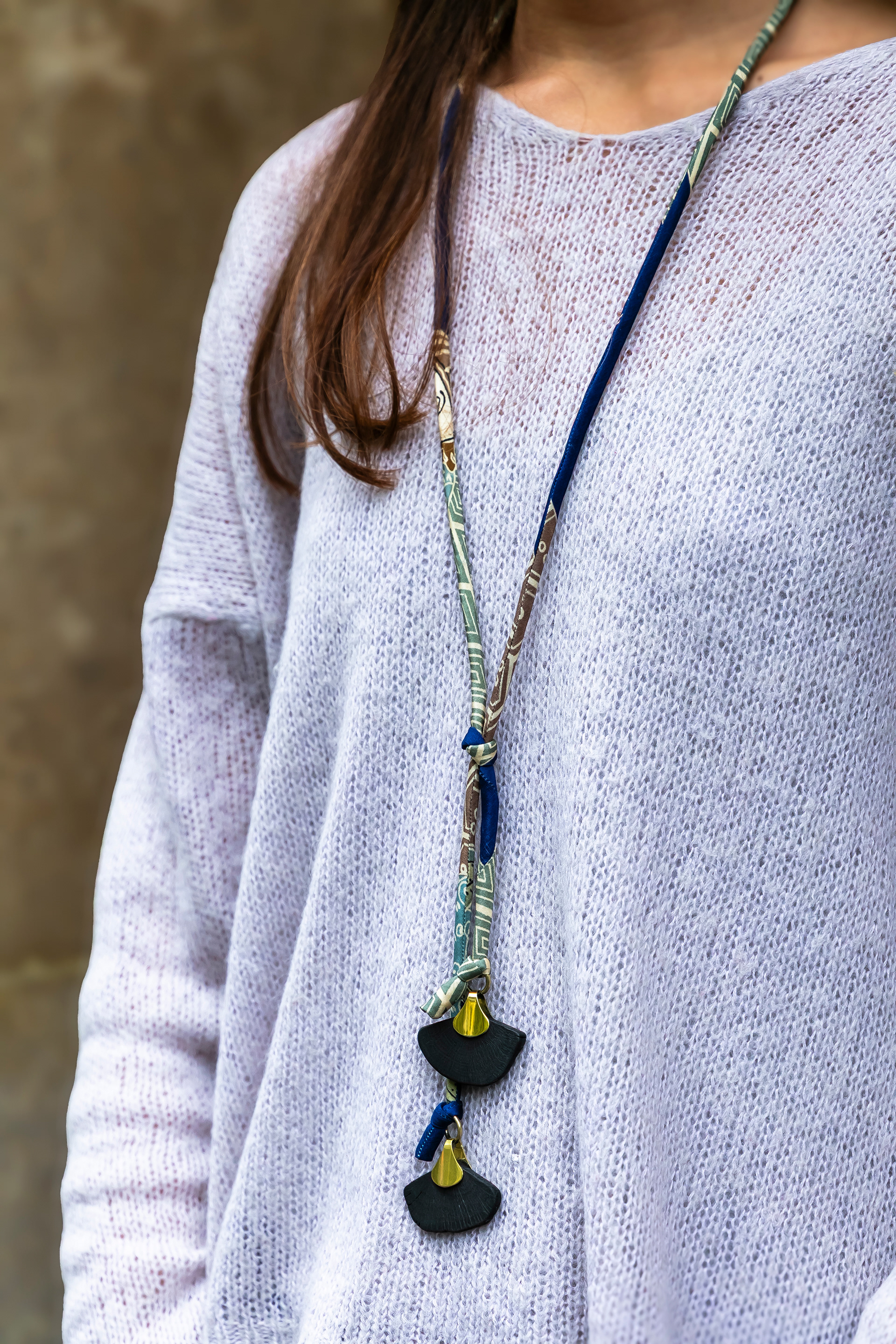 Sautoir en soie et charbon Japonais - 105€ 