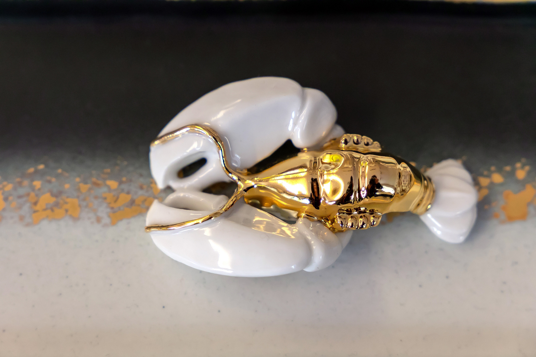 Porte-couvert Homard en porcelaine et or - 40€