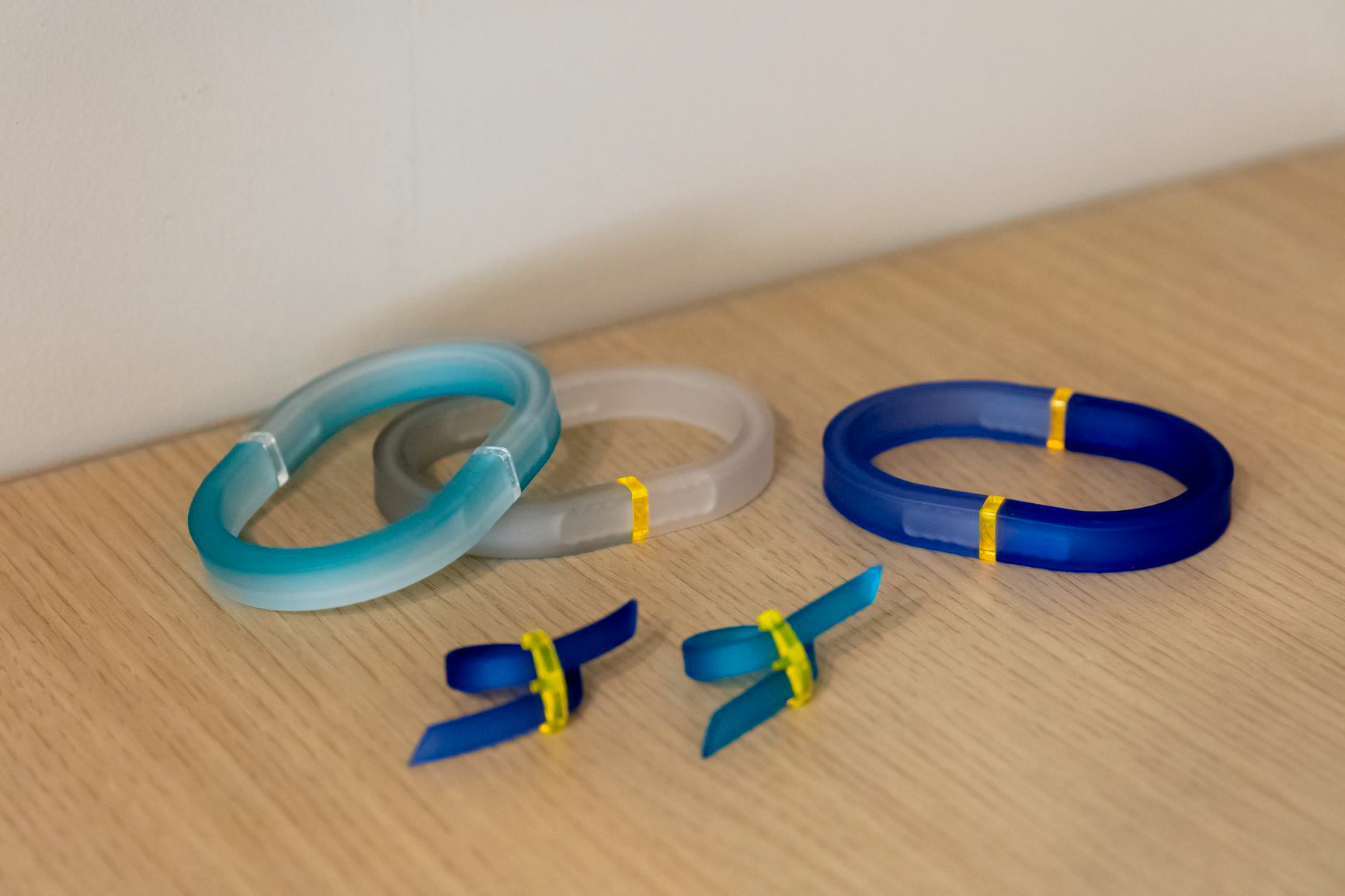 Bracelet en caoutchouc et verre acrylique 35€ et 40€ - Bague 22€