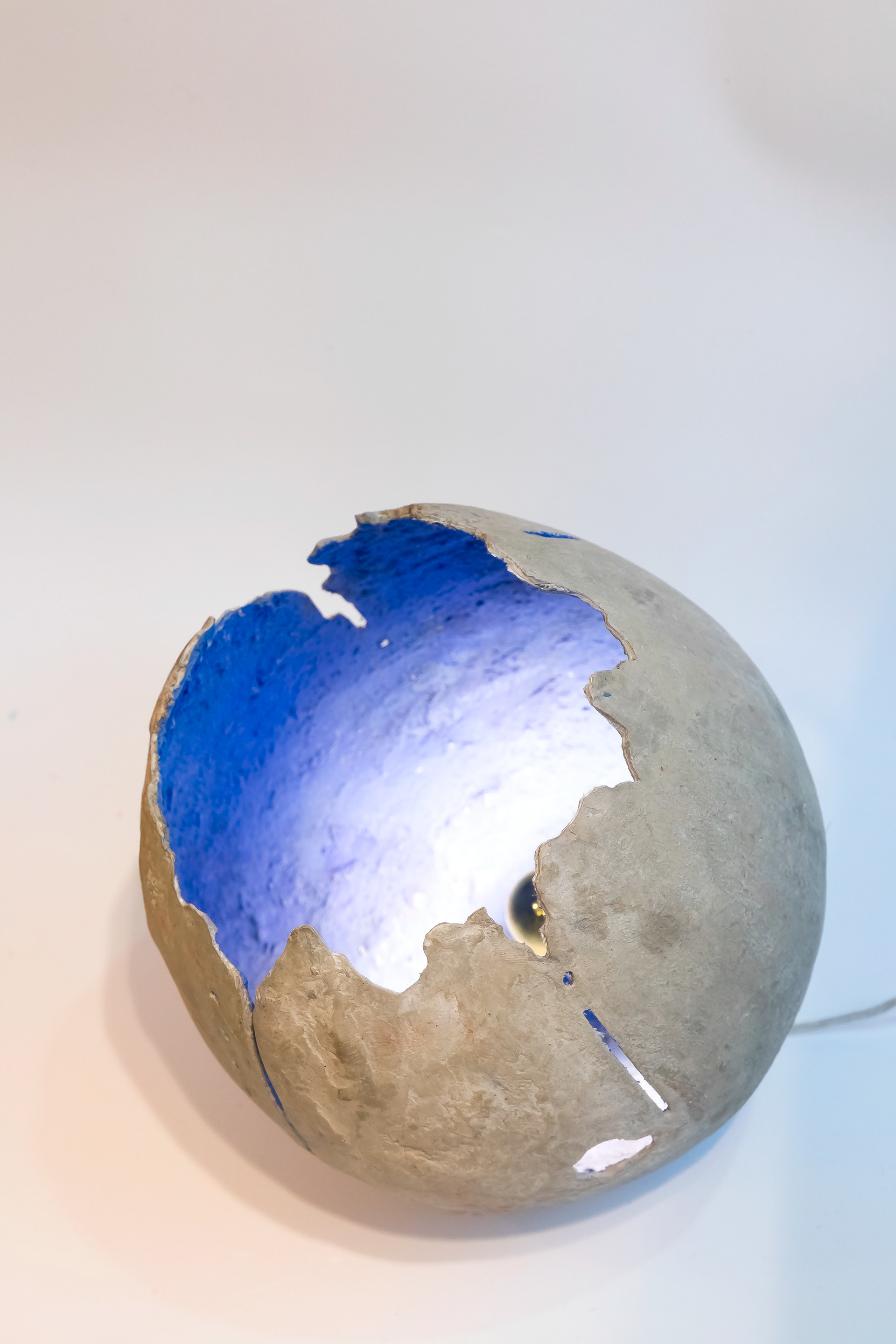 Oeuf Bleu en béton - 720 €