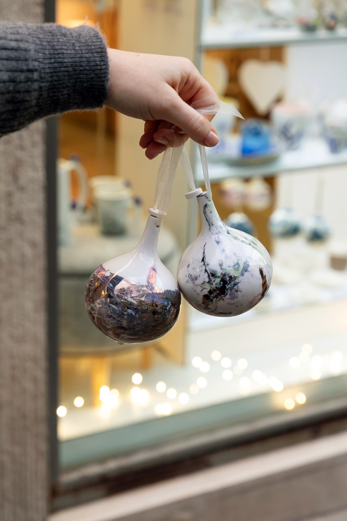 Boule de Noël en porcelaine - 40€