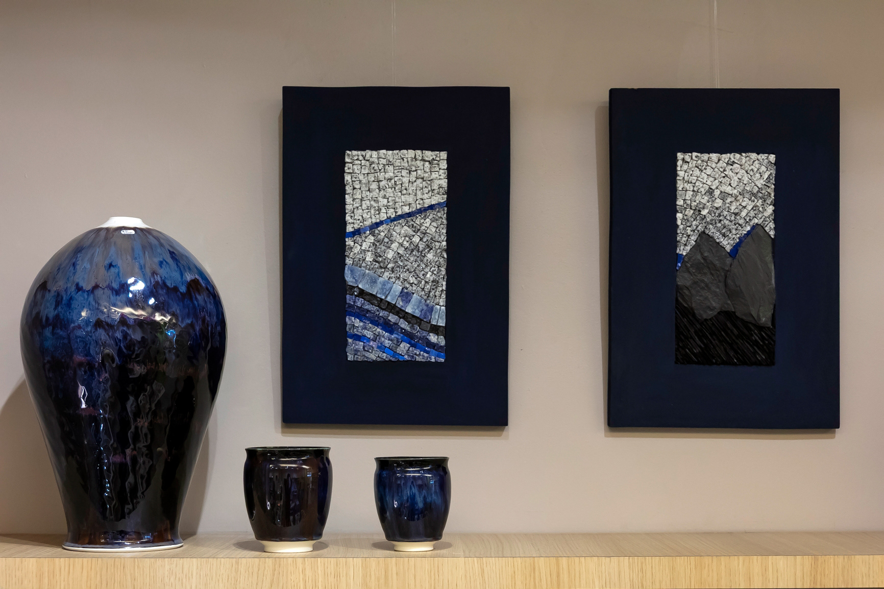 Vase "Fusion" en porcelaine 2300€ - Tasse Yunomi en porcelaine GM 45€ - PM 38€ - Mosaïque "Sédiment" en ardoise et granite 390€