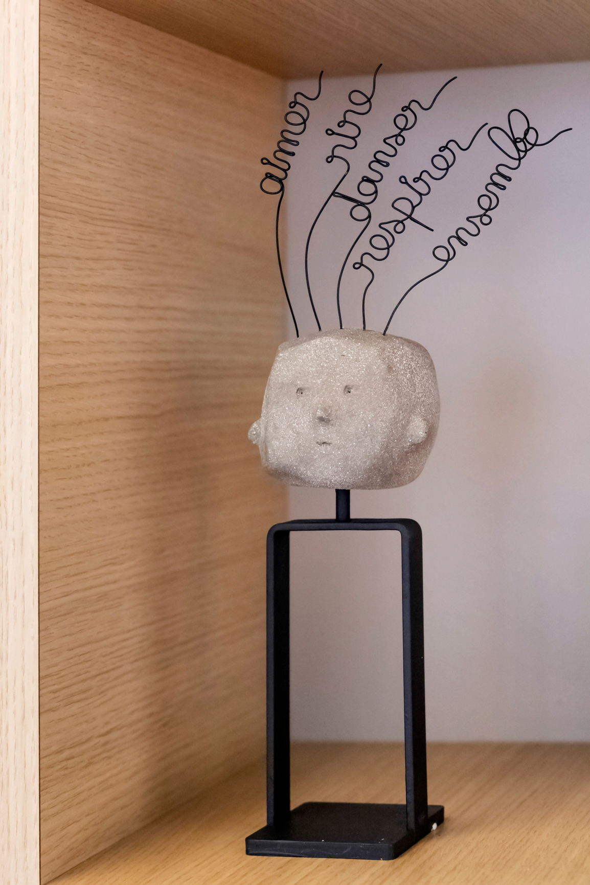 Sculpture "Tête pensante" en grès et métal - 790€