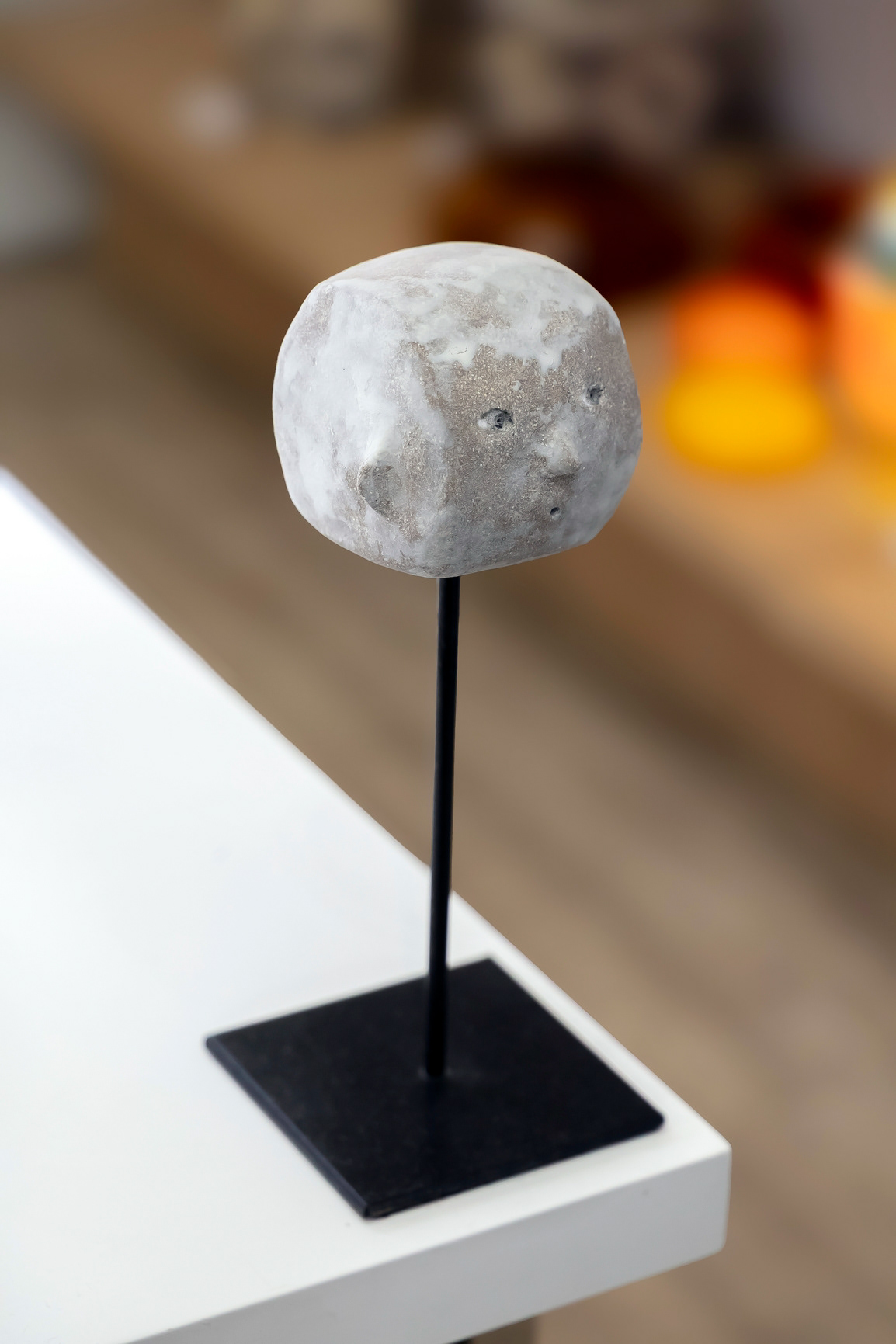 Penseur sur socle en grès - 200€