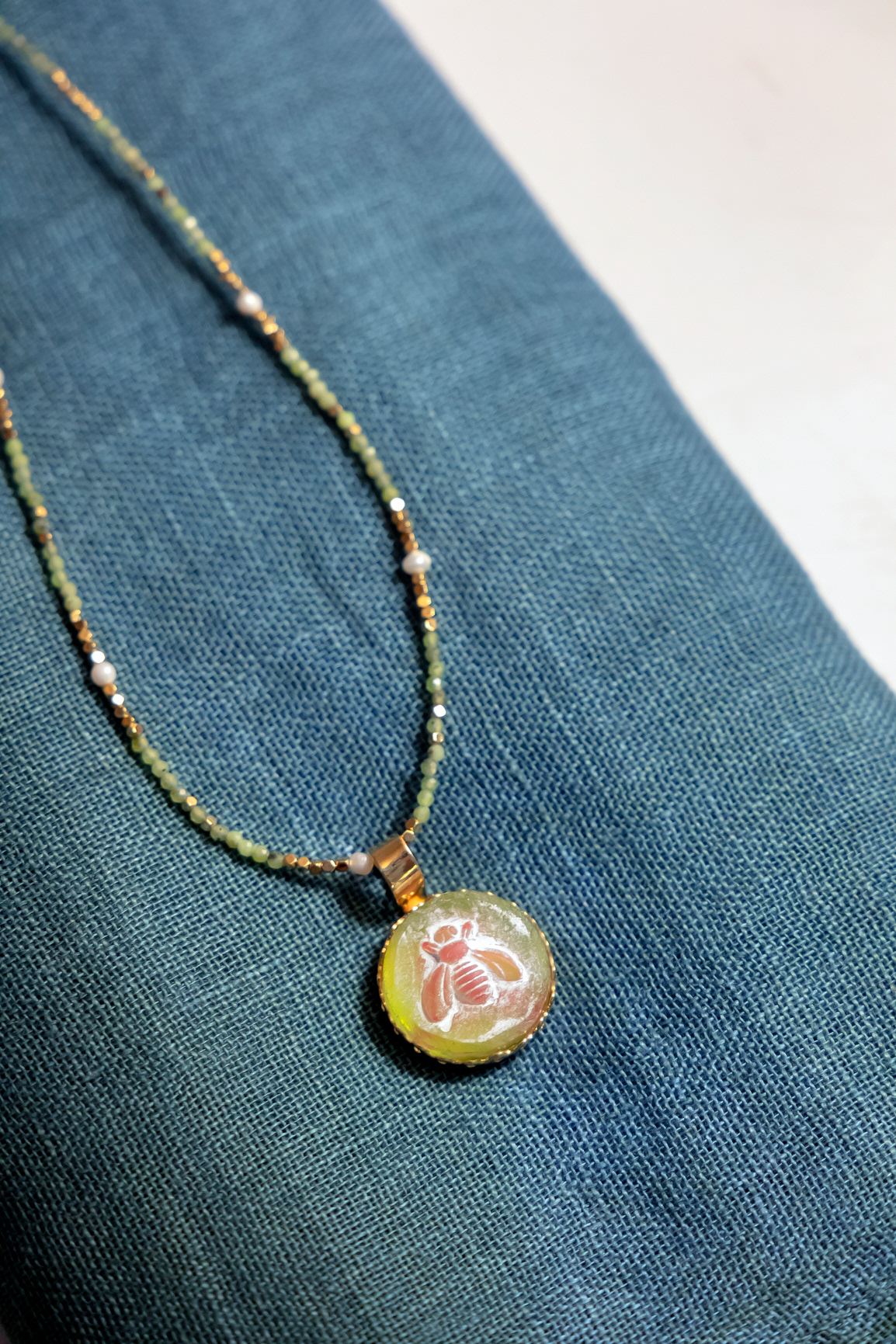 Collier "Abeille" en pâte de verre - 140€