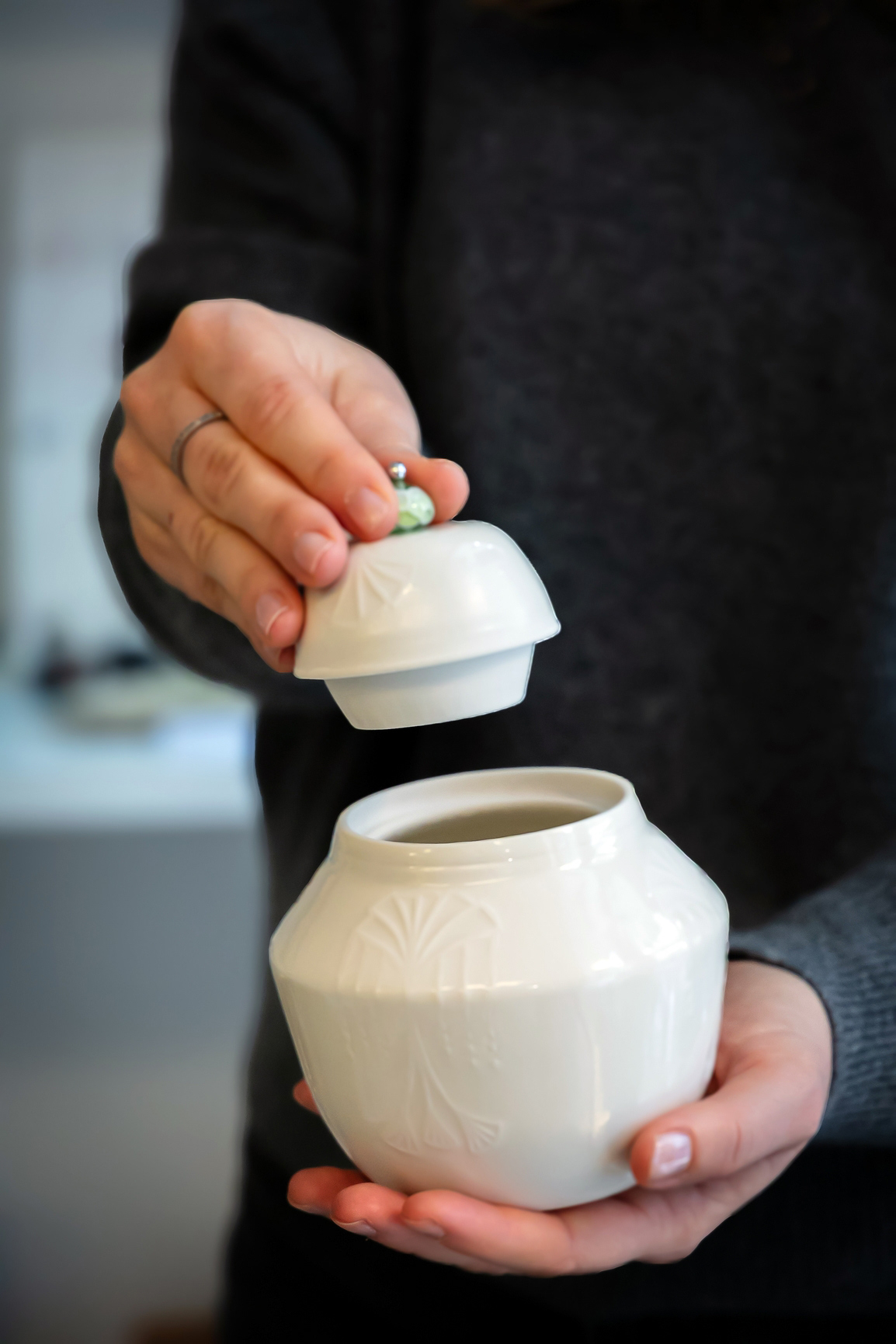 Boite en porcelaine et verre  - 125€