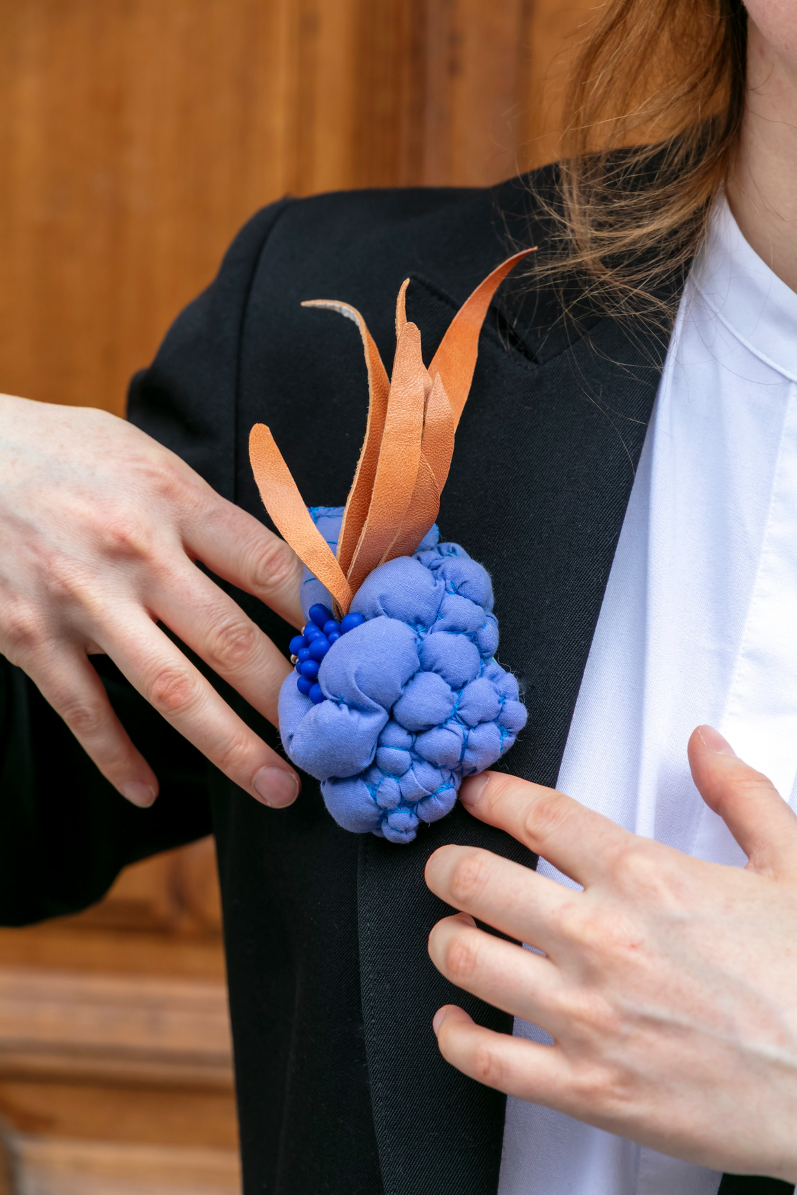 Broche "Abysse Ectoprocta" en cuir, coton, polymère, acier et argent - 280€