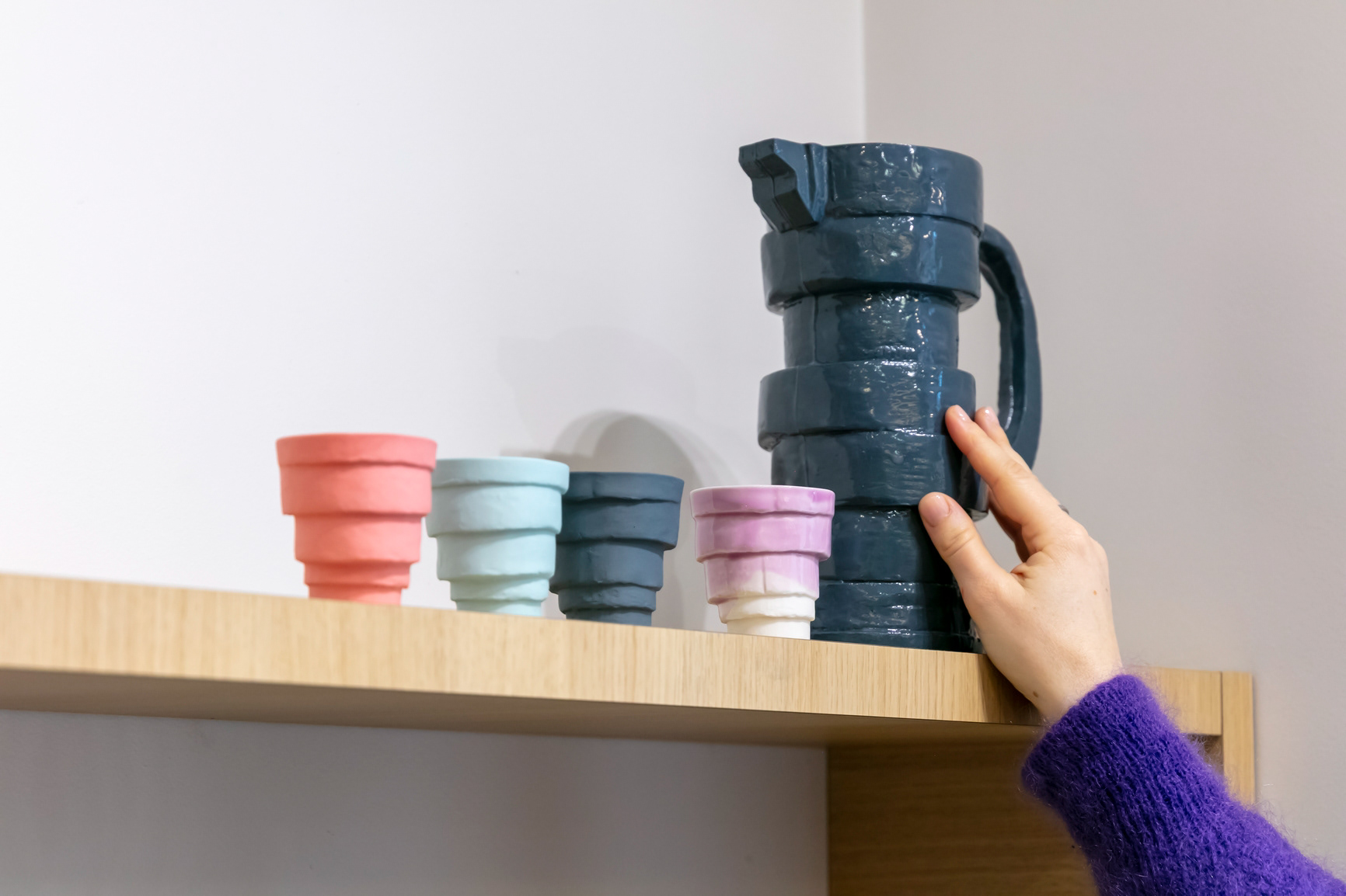 Tasse "Colonne" en porcelaine 36€ - Carafe "Monstra" en porcelaine émaillée - 294€