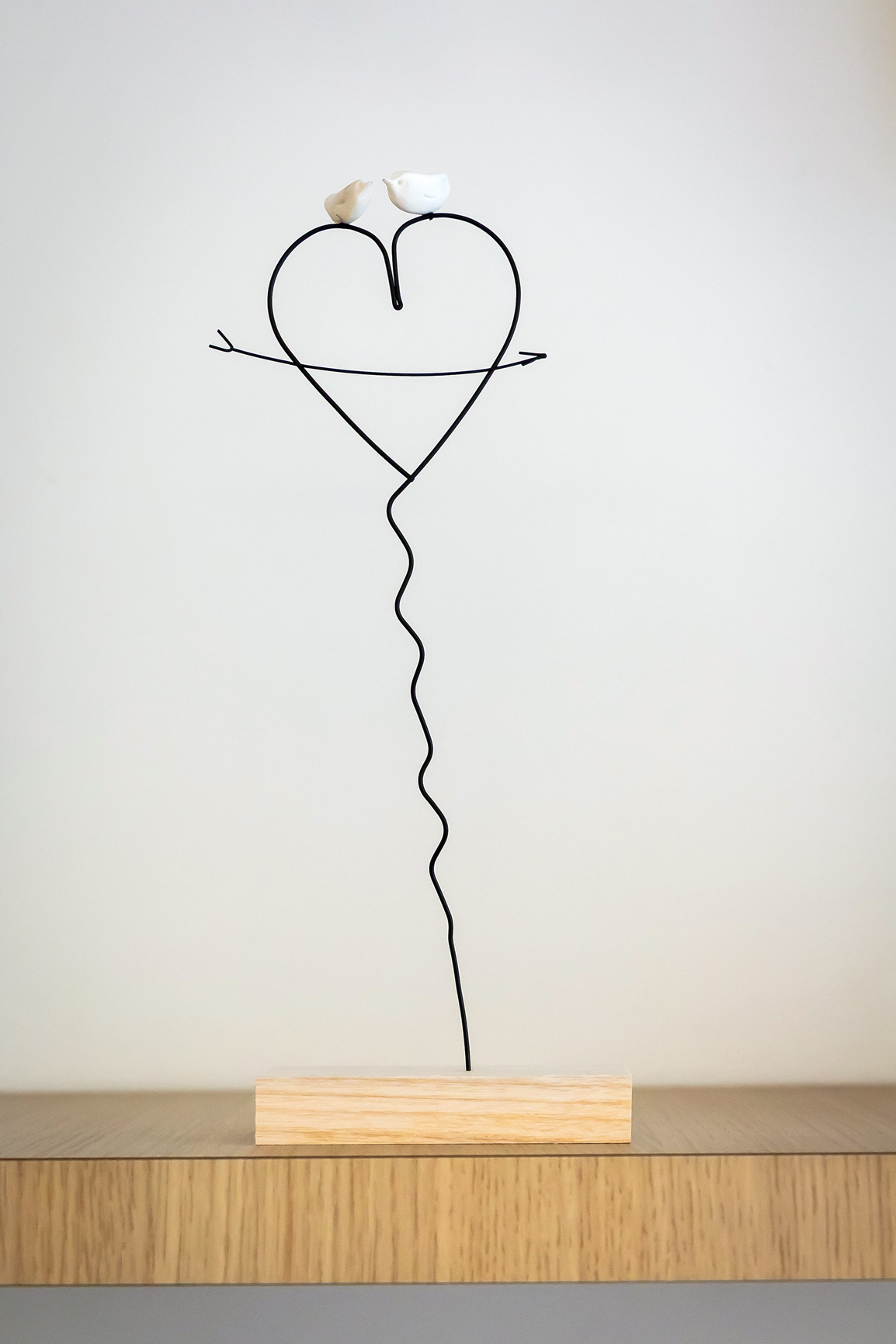 Sculpture "Coup de foudre" en porcelaine, fil de métal et bois - 41€