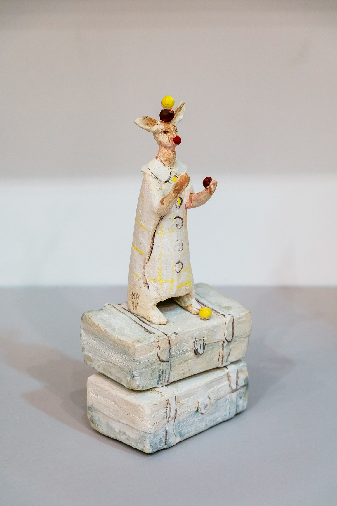 Clown sur deux malles en grès - 350€