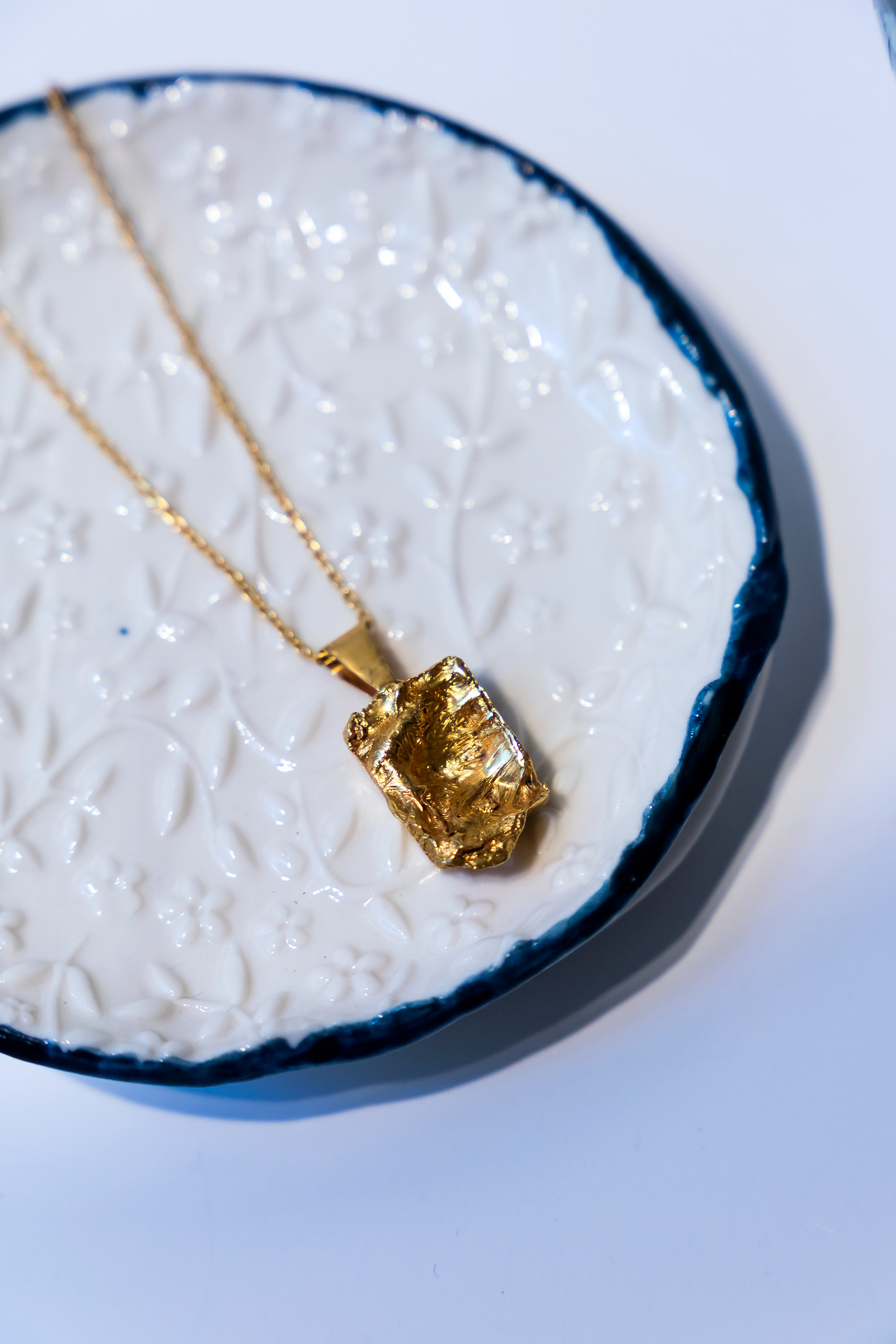 Collier Brut bronze plaqué or - 120€