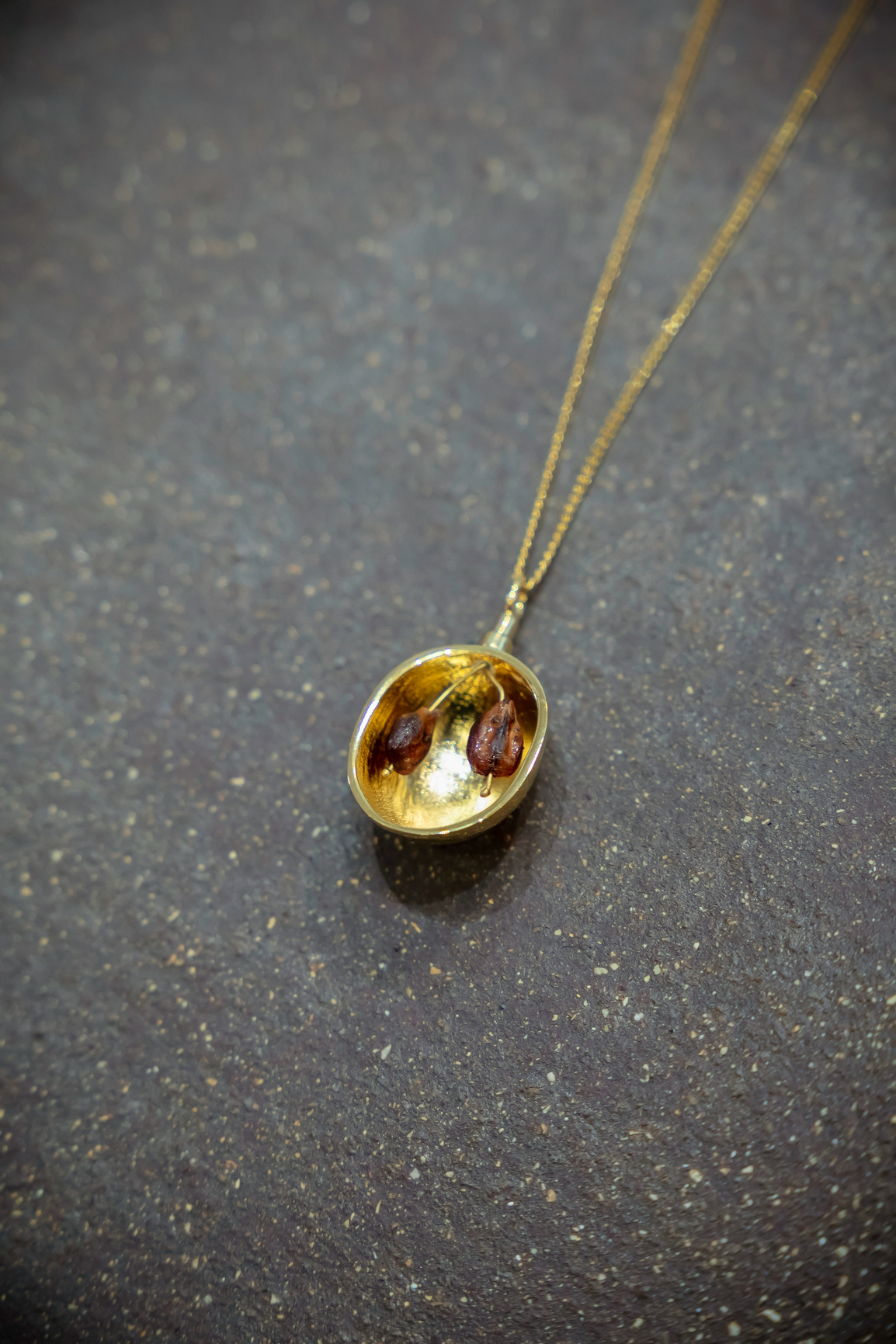 Collier Raisin en pépins et laiton doré - 110€