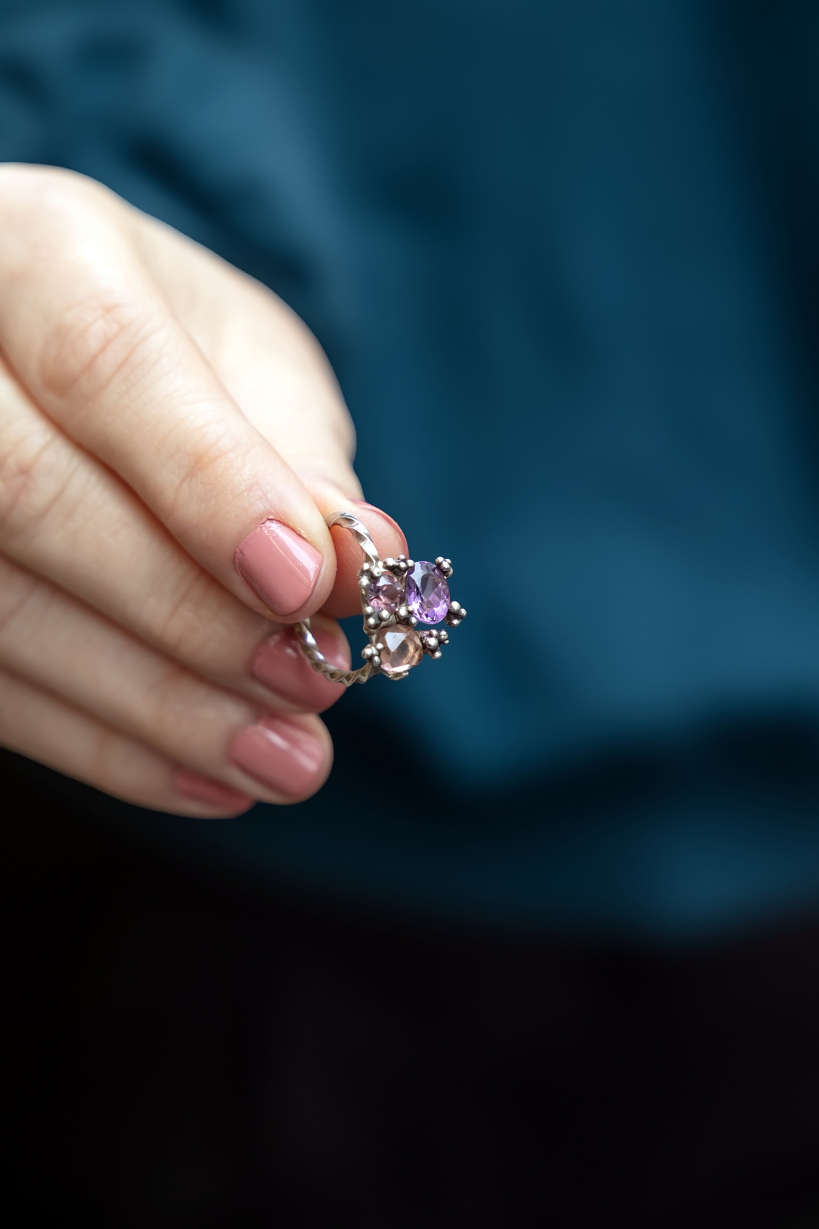 Bague "Brume" en argent, améthyste, saphir et tourmaline - 1480€