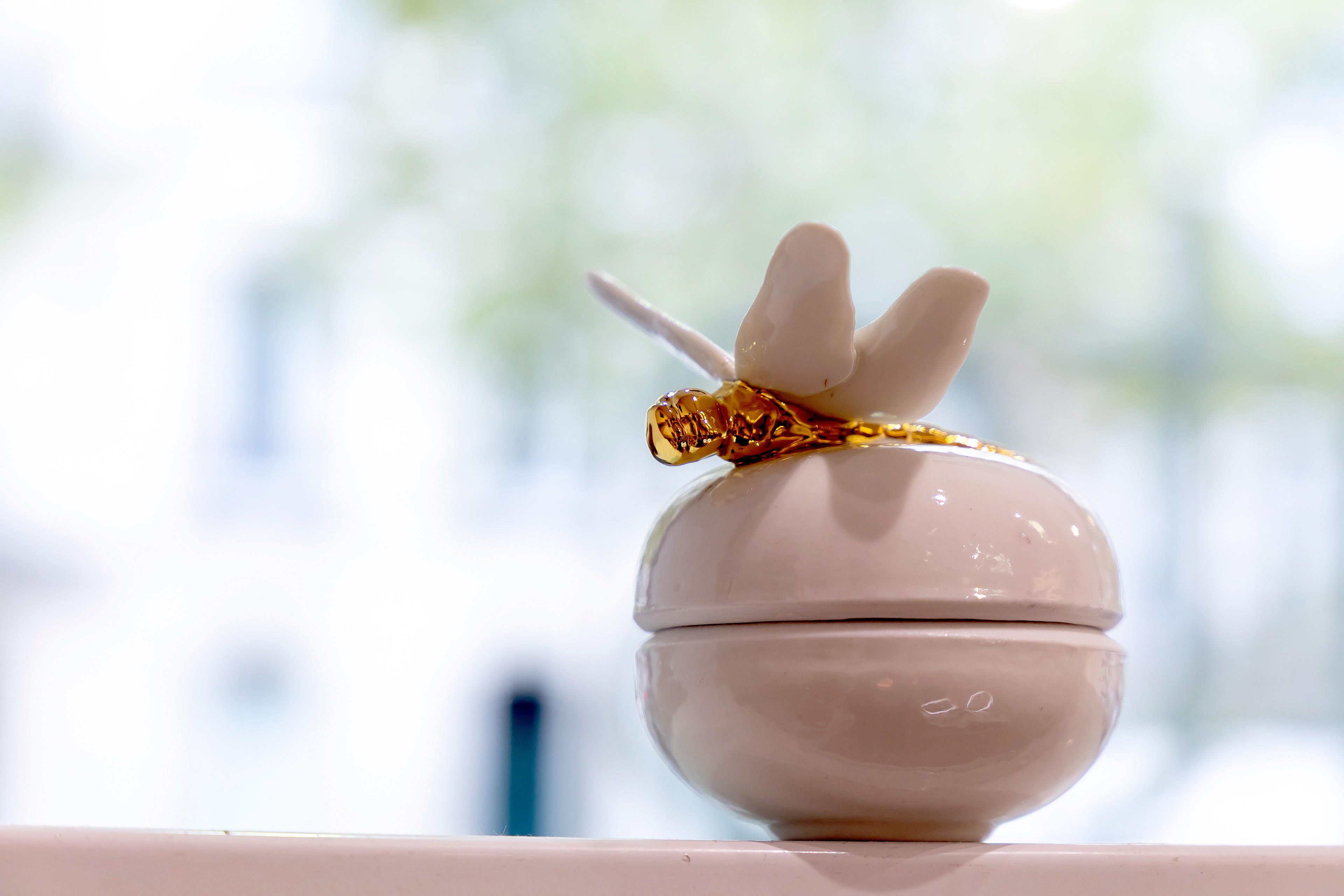 Boite libellule en porcelaine et or - 60€ 