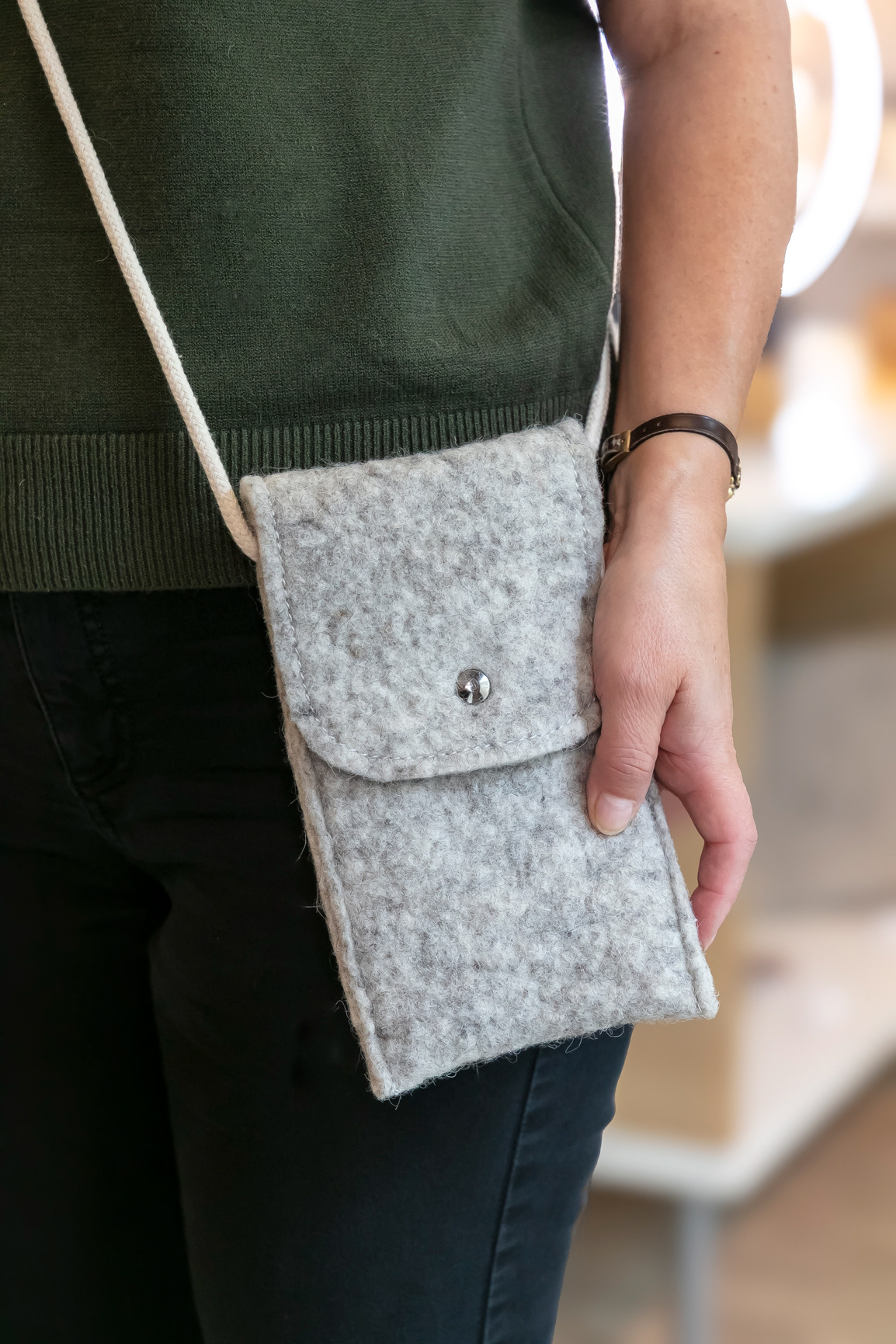 Pochette à smartphone "Rolande" en feutre de laine - 32€