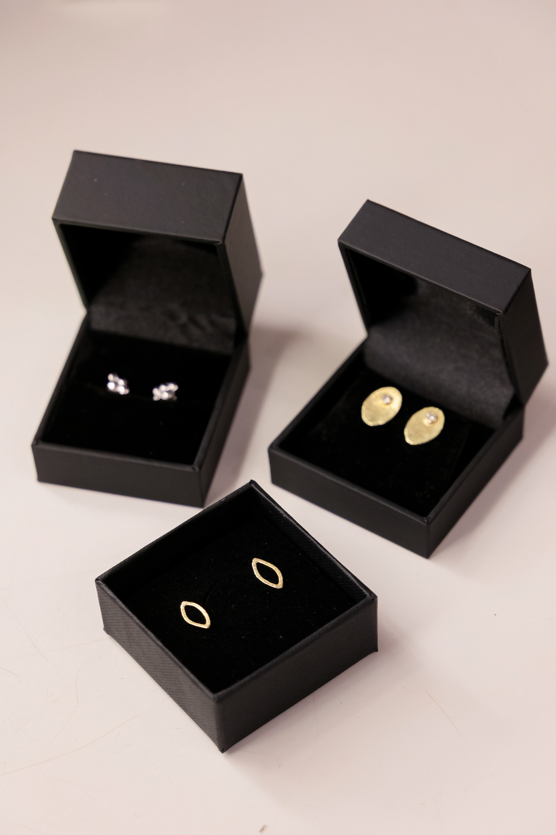 BO Graines en or blanc 260€ - BO Pétales or jaune 260€ - BO Granae Ovale or jaune et diamants 650€