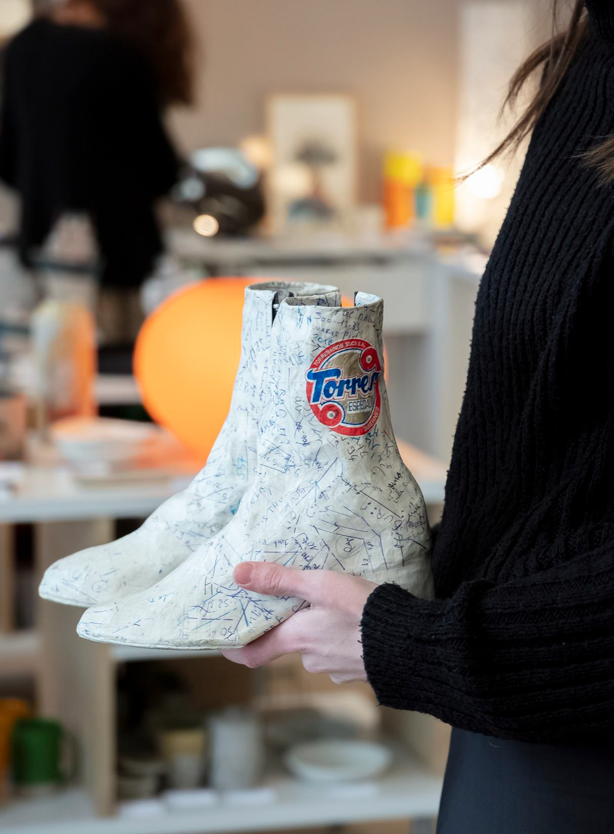 Sculptures boots en papier mâché - 380€