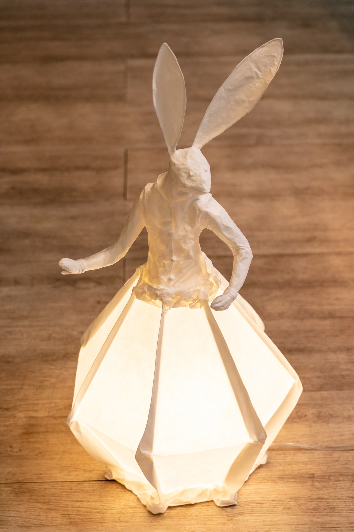Lampe "lapin facetté" en papier - 810€
